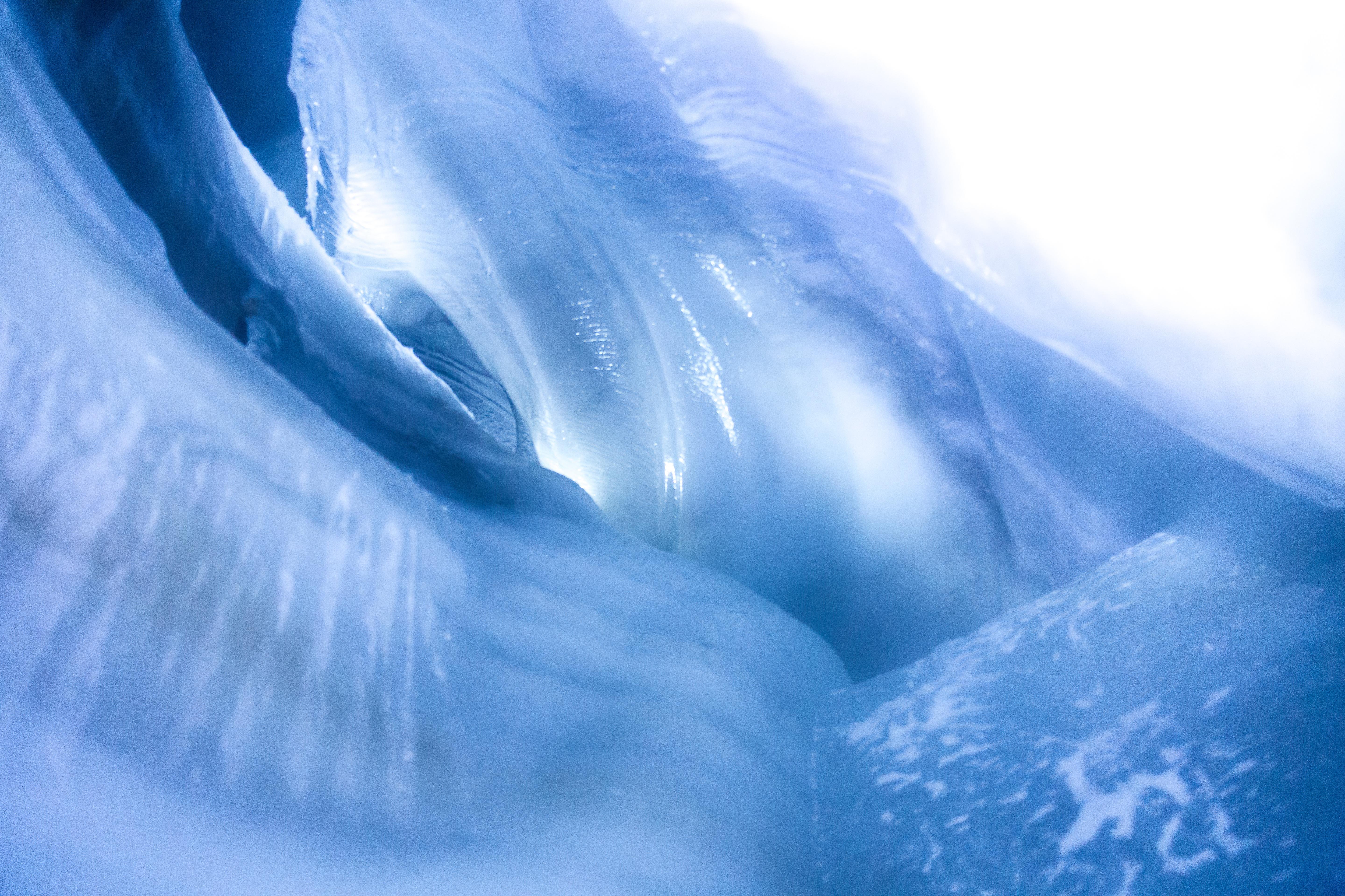 Otra impresionante cueva de hielo que se encuentra fuera del Parque Nacional de Vatnajokull es la de Katla, situada muy cerca del pueblo de Vik I Myrdal, en las cercanías de Reyjkavik, en el glaciar Mýrdalsjökull, a unos 170 kilómetros al oeste de la capital de Islandia