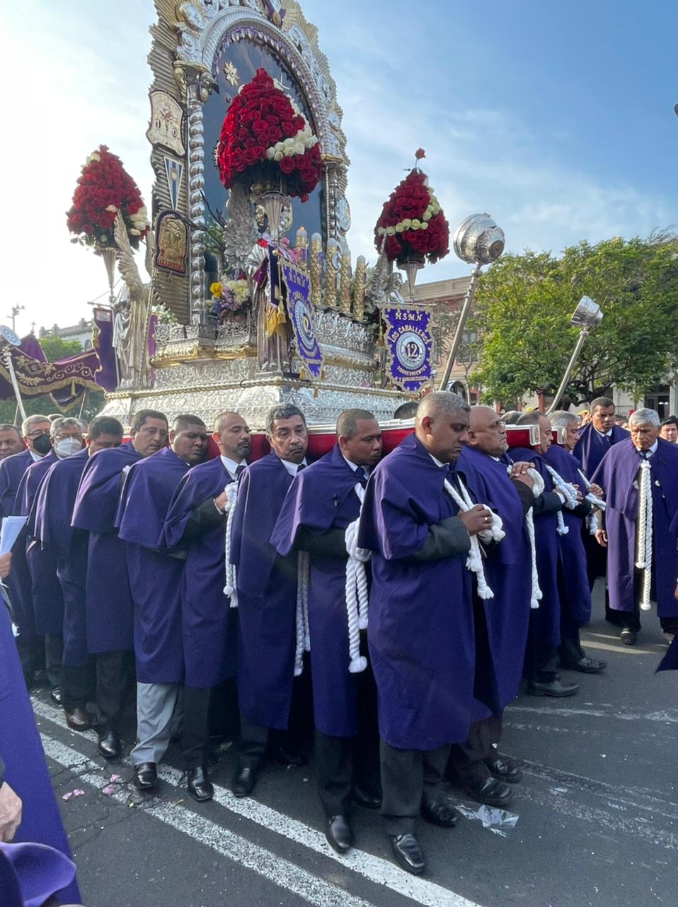 La Fe Sobre Los Hombros Piero Rodríguez El Devoto Cargador Del Señor De Los Milagros Infobae 9466