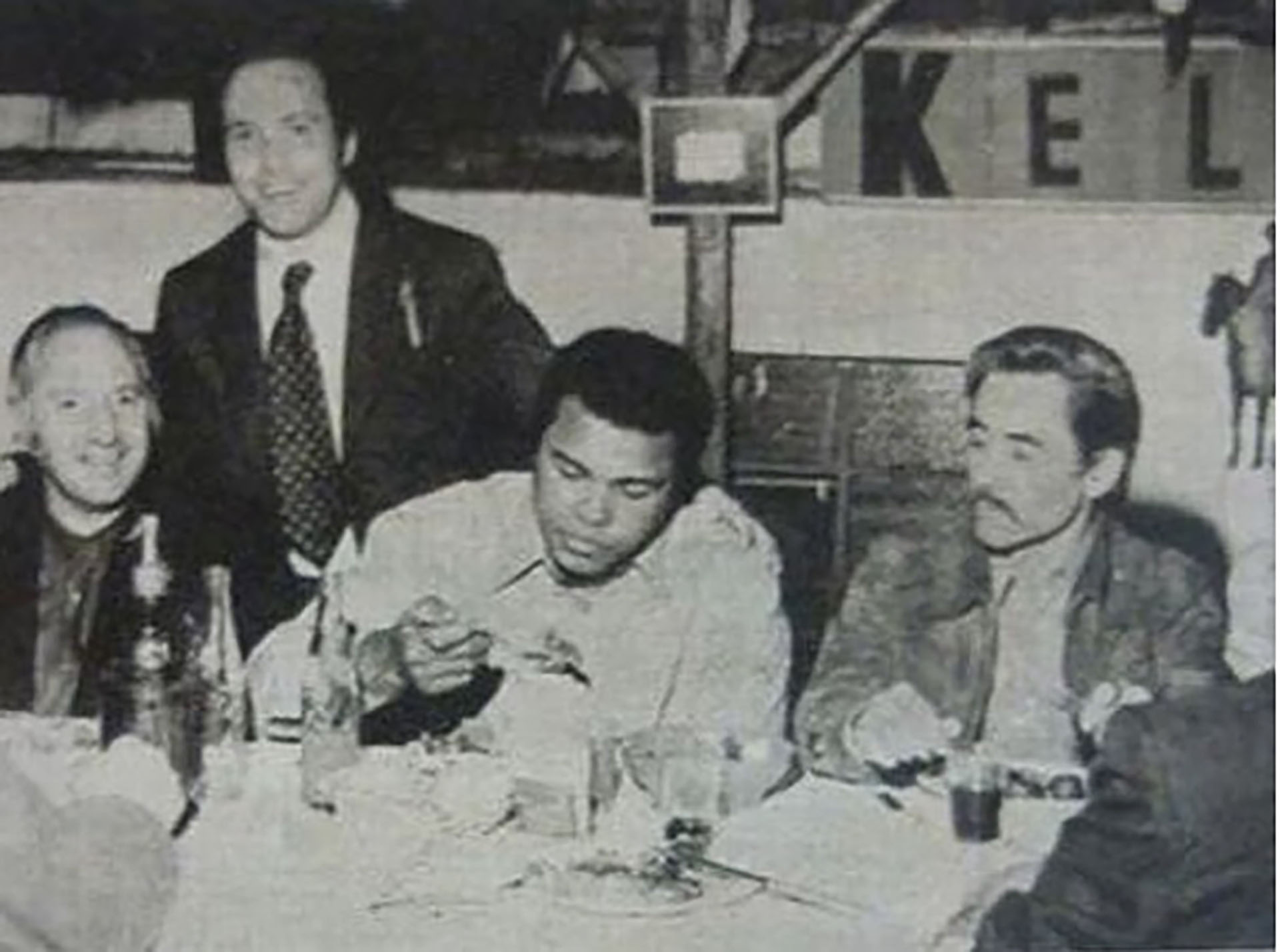 Pasión por el boxeo: Lorenzo Miguel, Muhammad Ali y José Rucci (de pie, Carlos Spadone)
