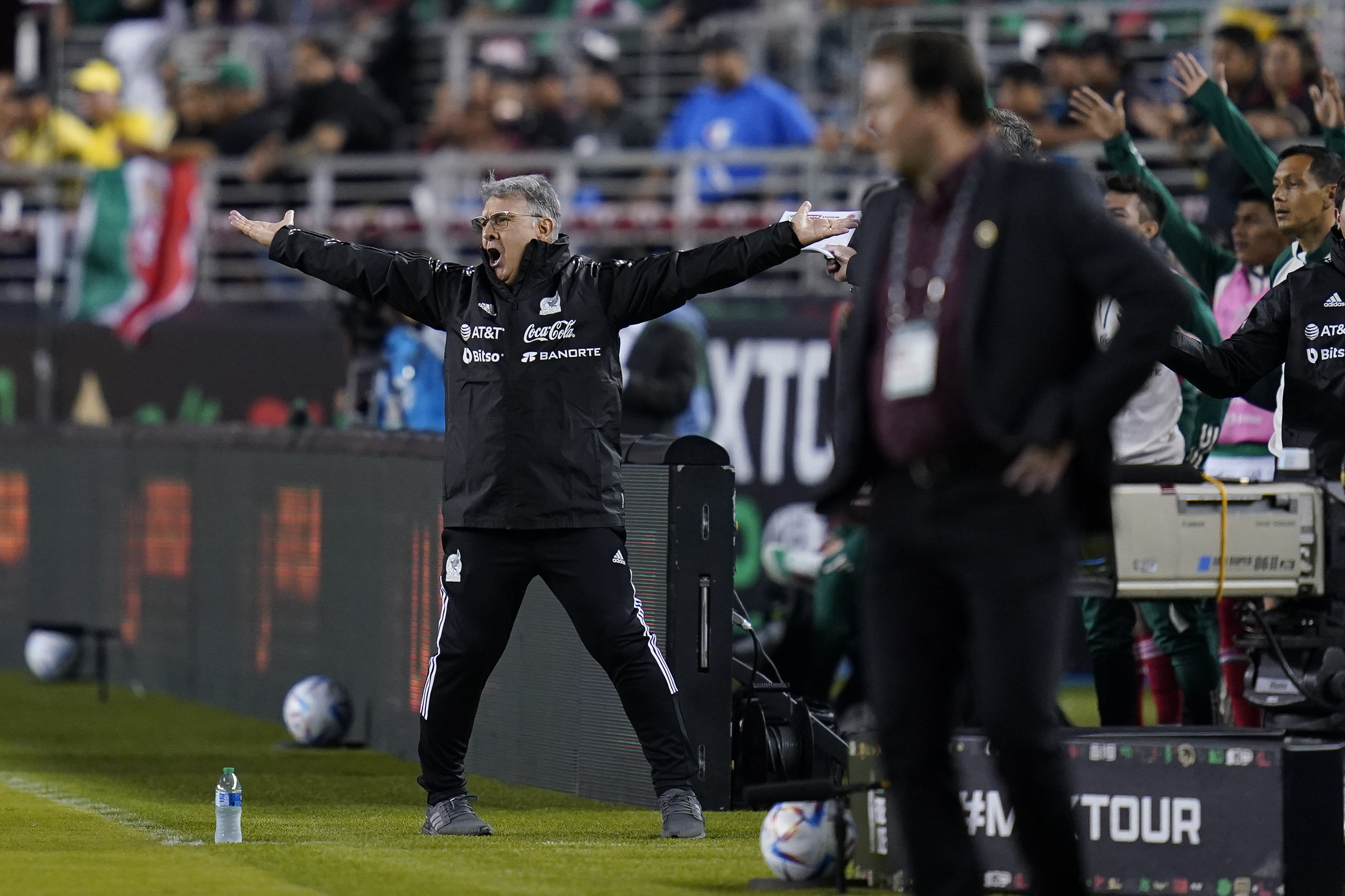 Todos los ángulos de la agresión al Tata Martino tras su nueva derrota con México (AP Photo/Godofredo A. Vásquez)