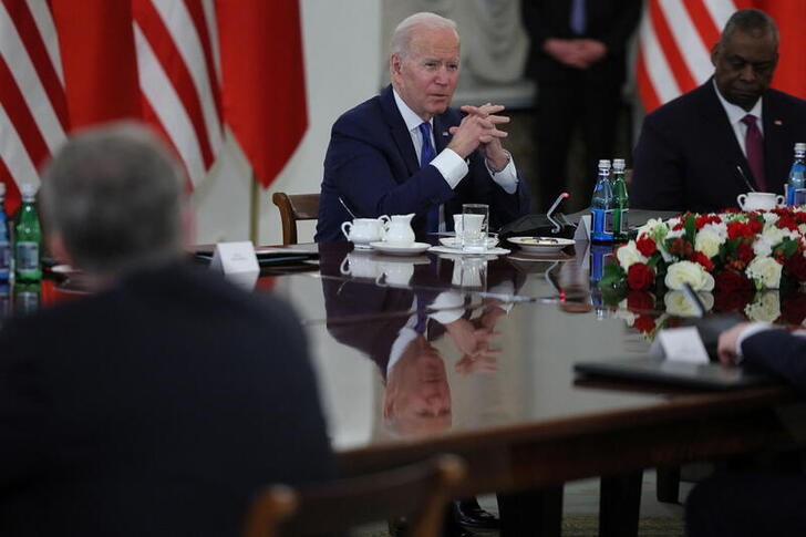 Prezydent USA Joe Biden uczestniczy w dwustronnym spotkaniu z polskimi delegatami w Warszawie, aby omówić rosyjską inwazję na Ukrainę.  Polska, 26 marca 2022. REUTERS / Evelyn Hockstein