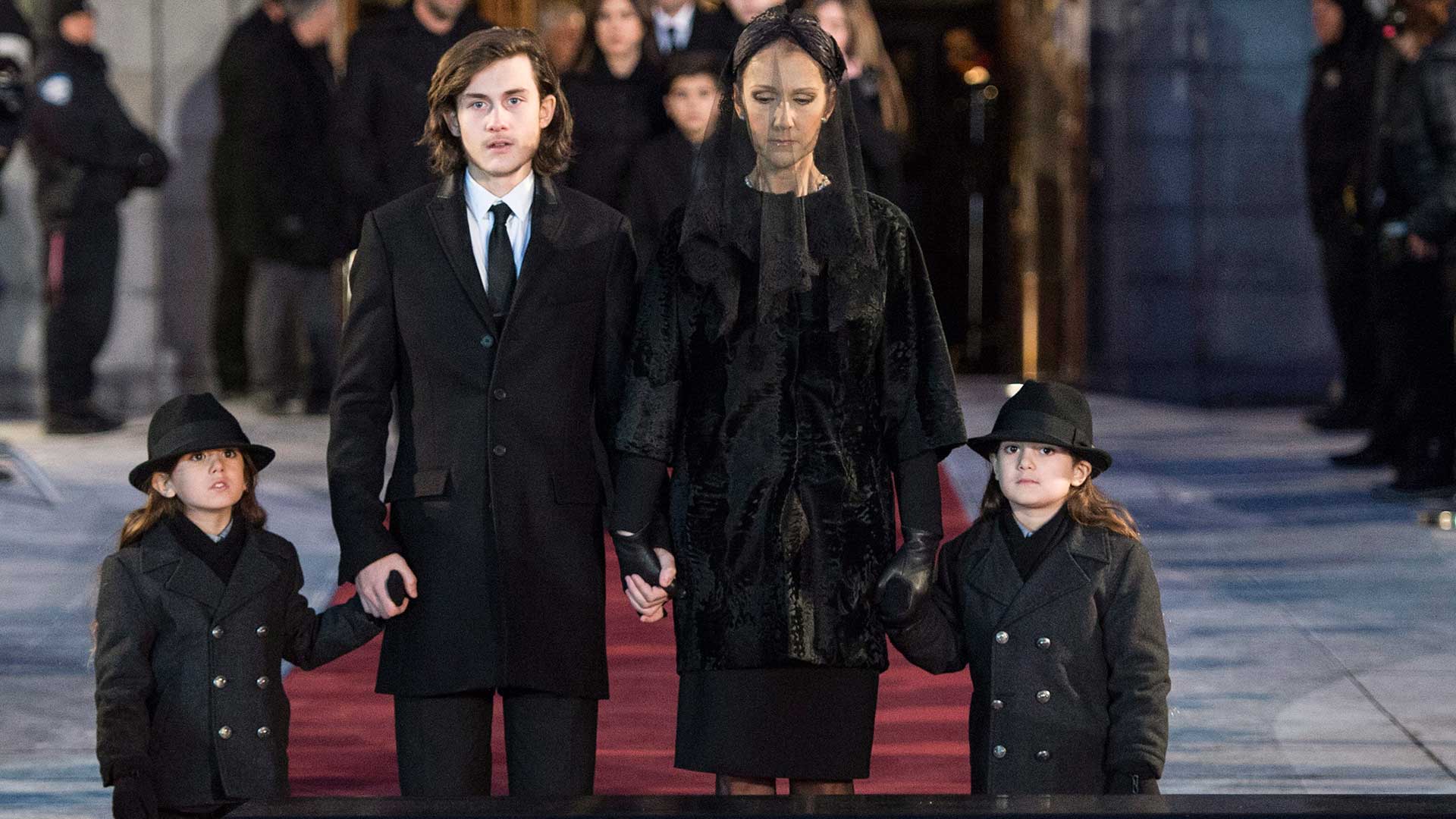 En los funerales de René junto a sus tres hijos (AP)