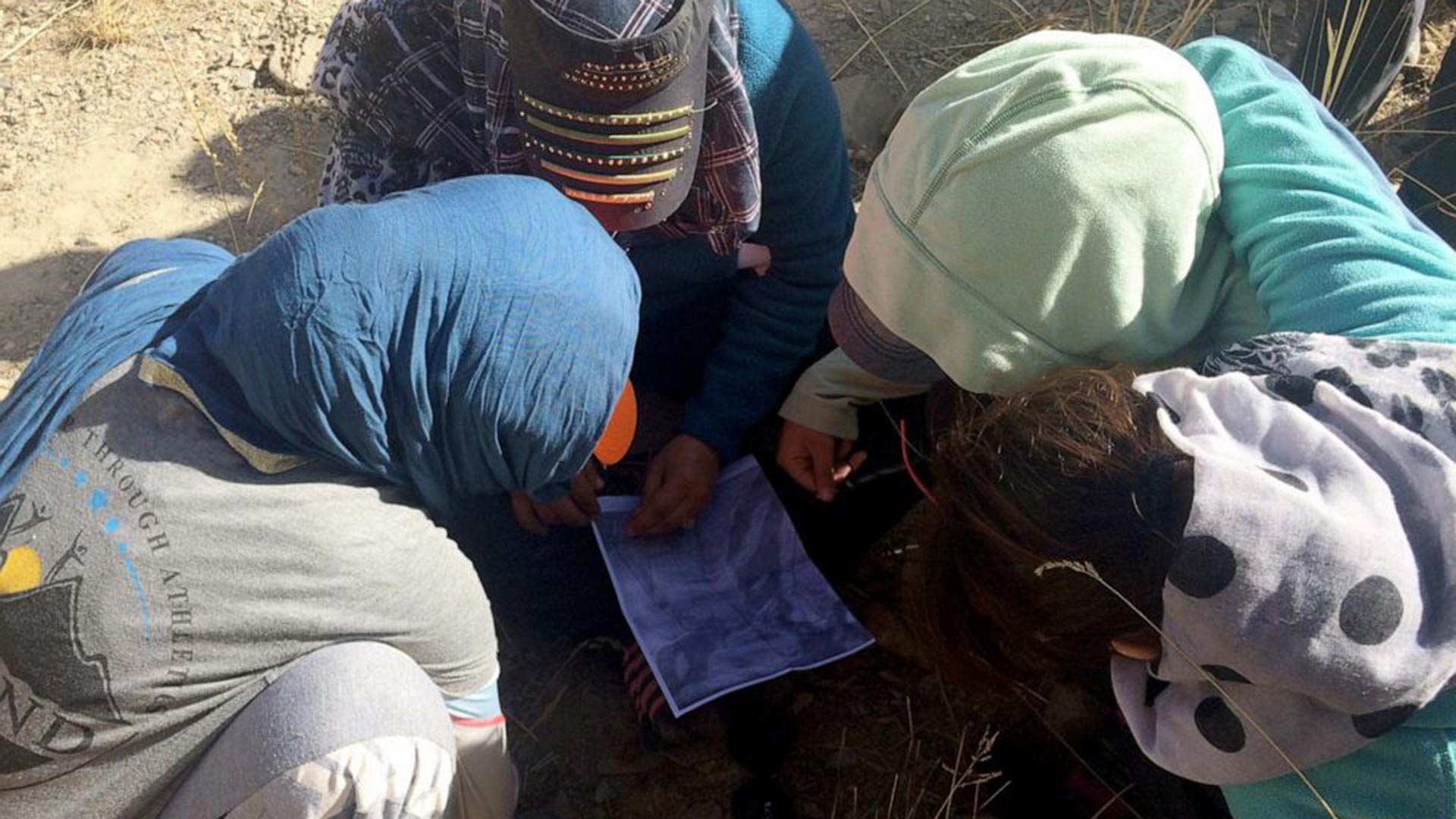 Un grupo de mujeres en el norte de Afganistán evalúan opciones para escapar del país