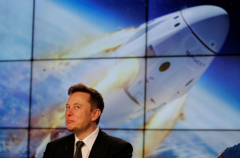 El fundador e ingeniero jefe de SpaceX, Elon Musk, habla en una conferencia de prensa en el Centro Espacial Kennedy, en Cabo Cañaveral, Florida, EEUU. 19 de enero de 2020. REUTERS/Joe Skipper