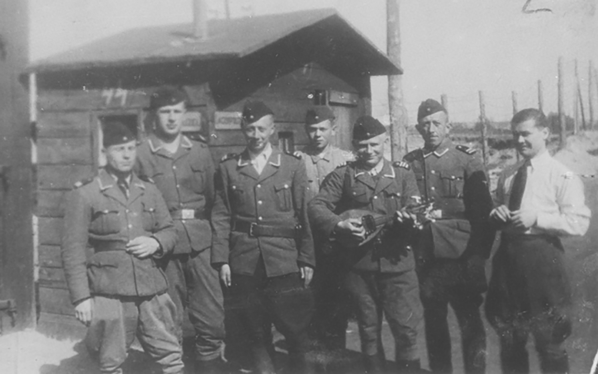 Guardias alemanes en el campo de concentración de Belzec. Uno de ellos toca una mandolina como cuando mandaban a los prisioneros a las cámaras de gas (Museo Conmemorativo del Holocausto de los Estados Unidos)