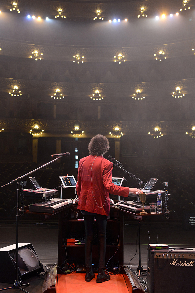 Charly García el día que tocó en el teatro Colón. En el colegio Dámaso Centeno formó su primera banda: To Walk in Spanish