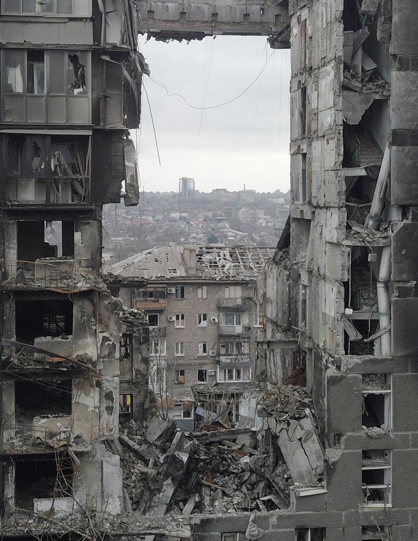 Un edificio residencial destruido en Mariupol, Ucrania 14 de abril de 2022.