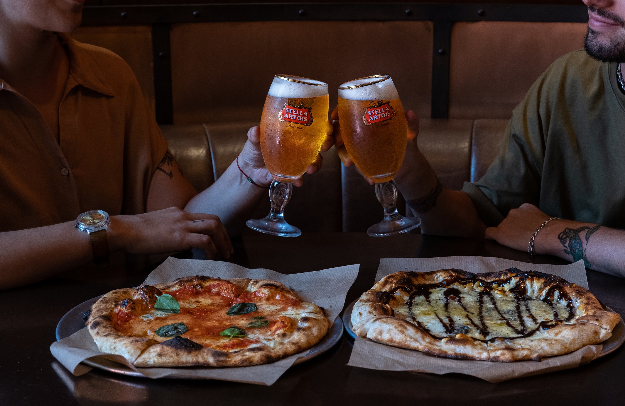 The Pizza OTL ofrece una ecléctica propuesta gastronómica en su espacio sobre la vereda al aire libre o en su acogedor salón ubicado en sobre el Boulevard de Caseros en San Telmo