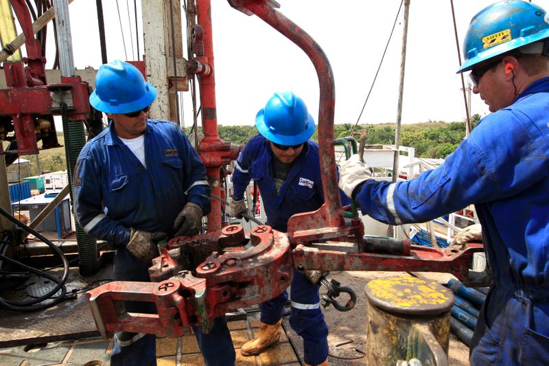 La economía colombiana depende en gran parte del sector de hidrocarburos.  REUTERS/José Miguel Gómez