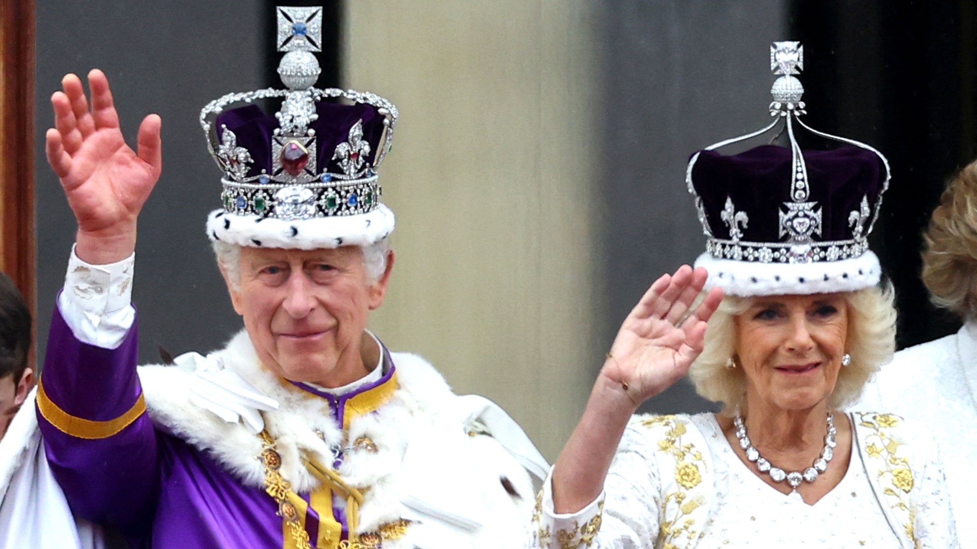 El rey Carlos de Inglaterra y la reina Camilla gesticulan en el balcón del Palacio de Buckingham tras su ceremonia de coronación en Londres, Gran Bretaña, el 6 de mayo de 2023. REUTERS/Hannah McKay