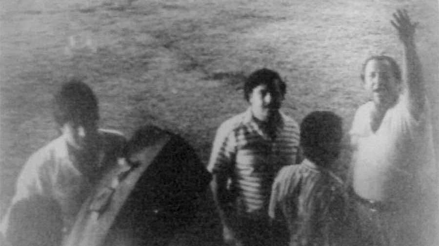 Pablo Escobar, fotografiado por el doble agente de le DEA Barry Seal, mientras trasegaba droga en un aeropuerto de Managua, en 1984.