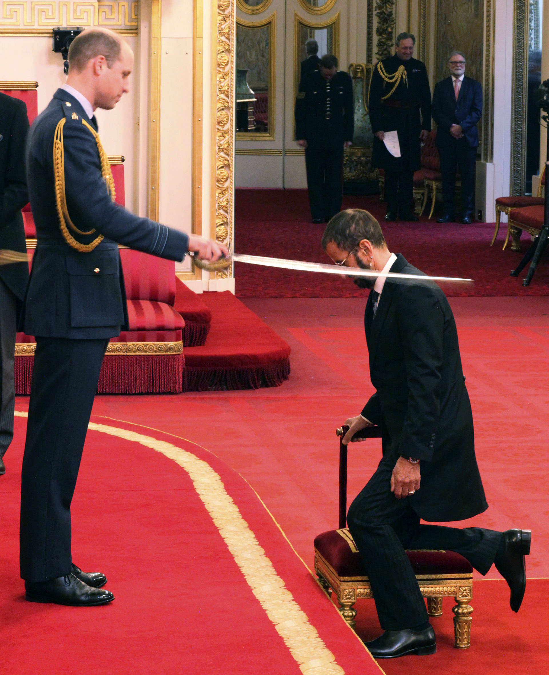 Ringo Starr en 2018 durante su investidura en el Palacio de Buckingham a cargo del Príncipe William (Yui Mok/PA via AP)