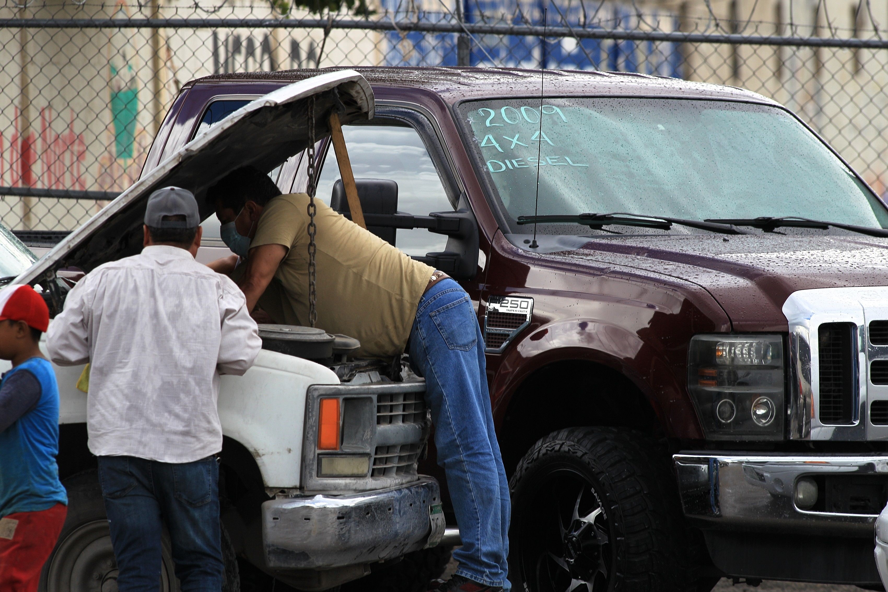 Sellers offer irregular vehicles brought from the United States yesterday, in Ciudad Juárez, in the state of Chihuahua (Mexico).  EFE / Luis Torres