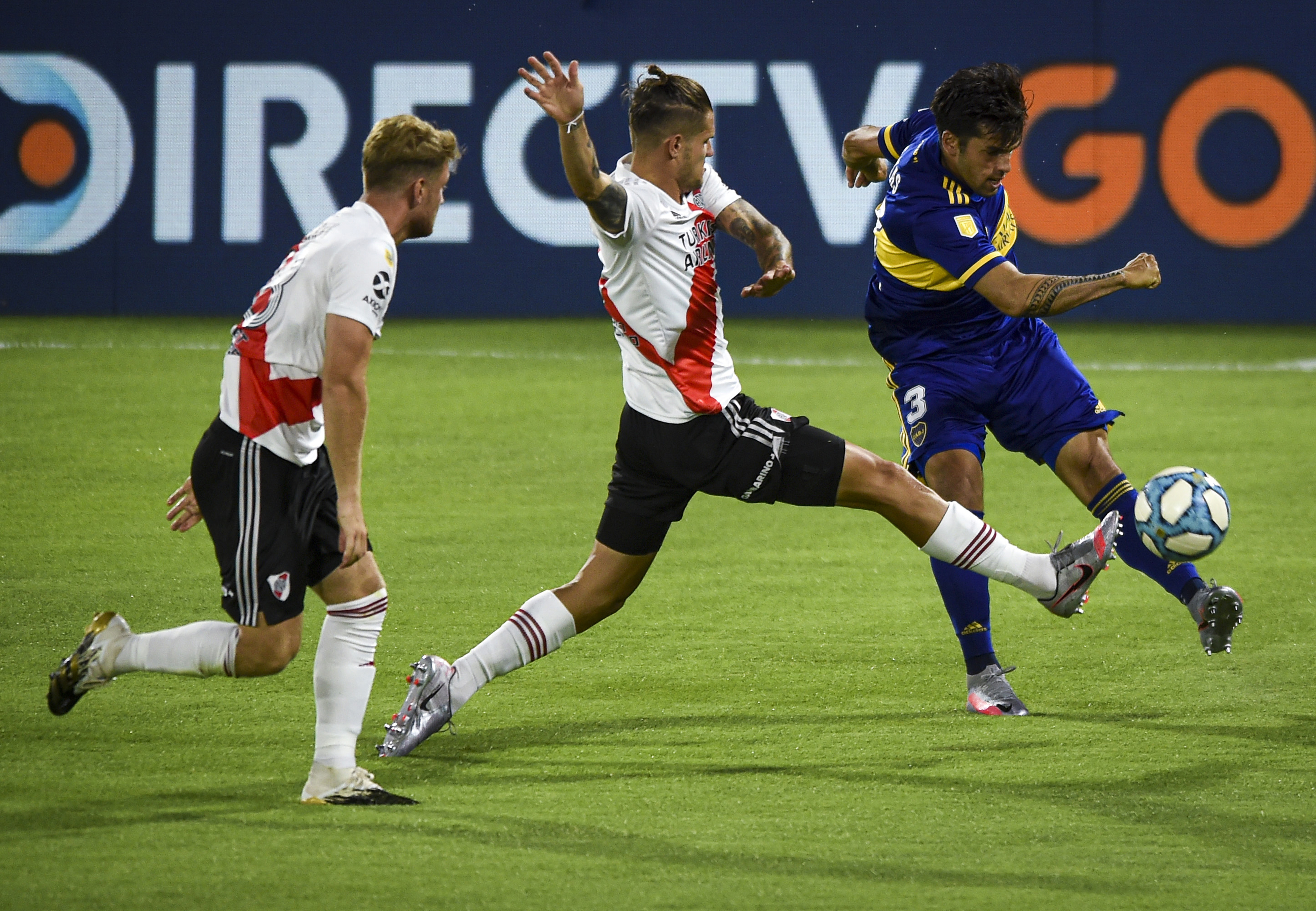 Zuculini intenta asfixiar a Mas, que apela al rechazo para eliminar el peligro (REUTERS/Marcelo Endelli)