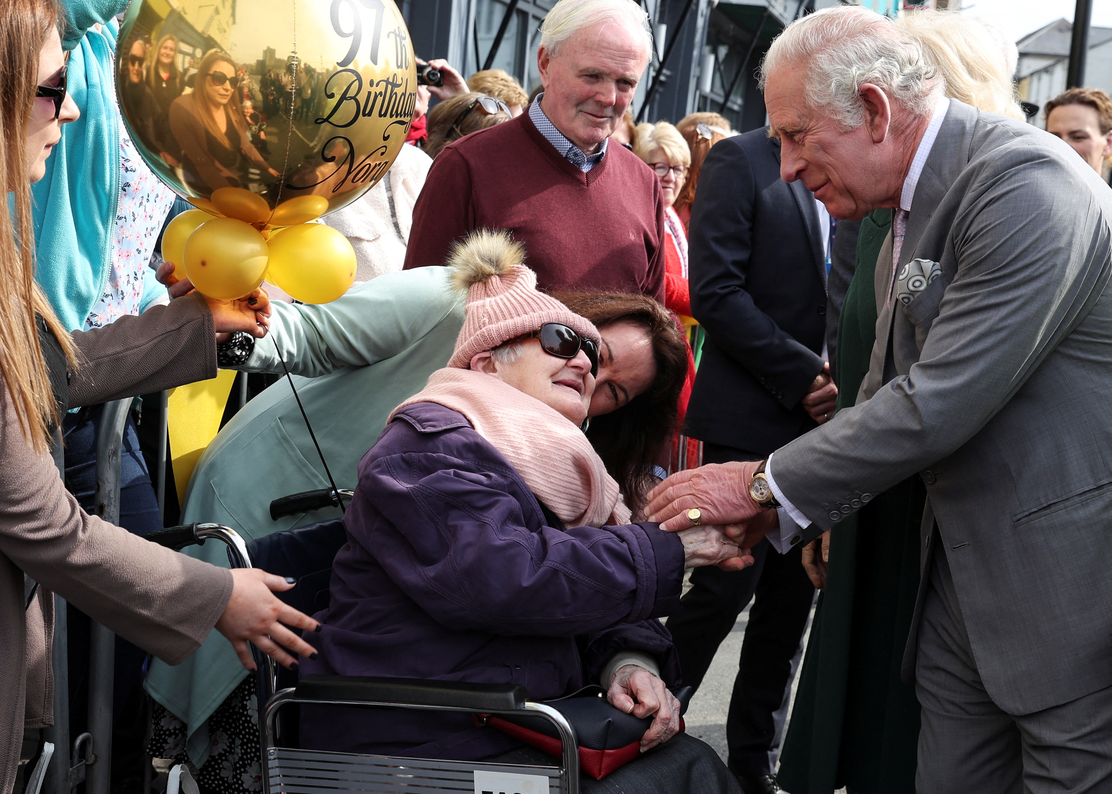 El entonces príncipe Carlos saluda a una mujer irlandesa que cumplía 95 años REUTERS/Phil Noble/Pool