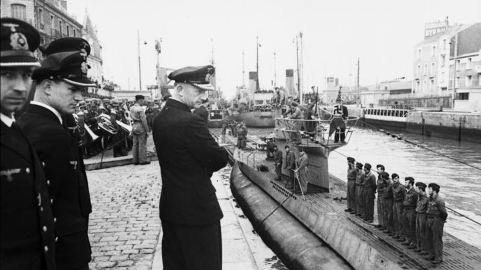 Dönitz observa la llegada del submarino U-94 al puerto francés de St. Nazaire, en 1941 (Bundesarchiv)
