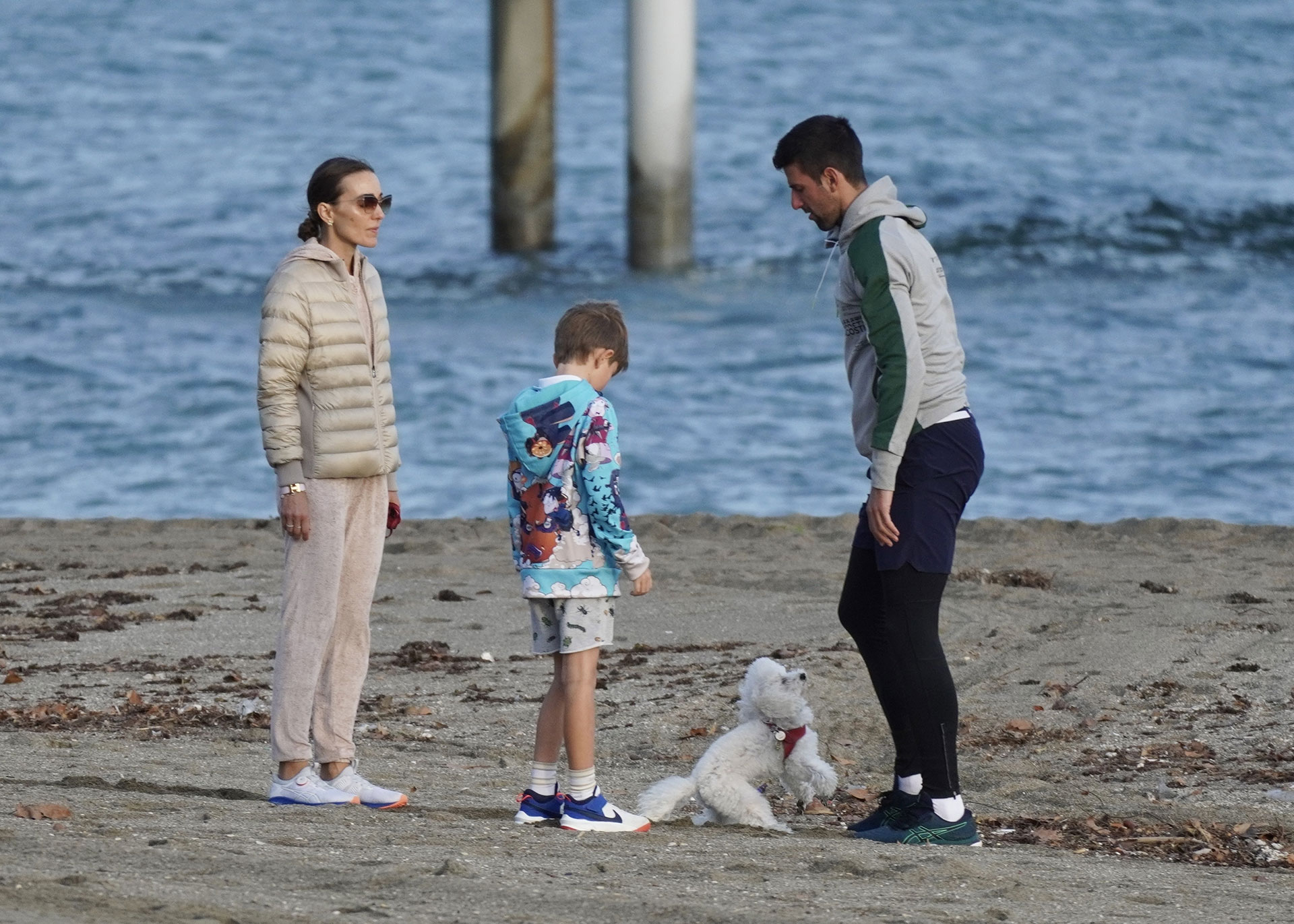 Novak Djokovic y su esposa Jelena, además de su hijo Stefan, disfrutaron de un momento familiar en Marbella Beach (Fotos: Grosby Group)