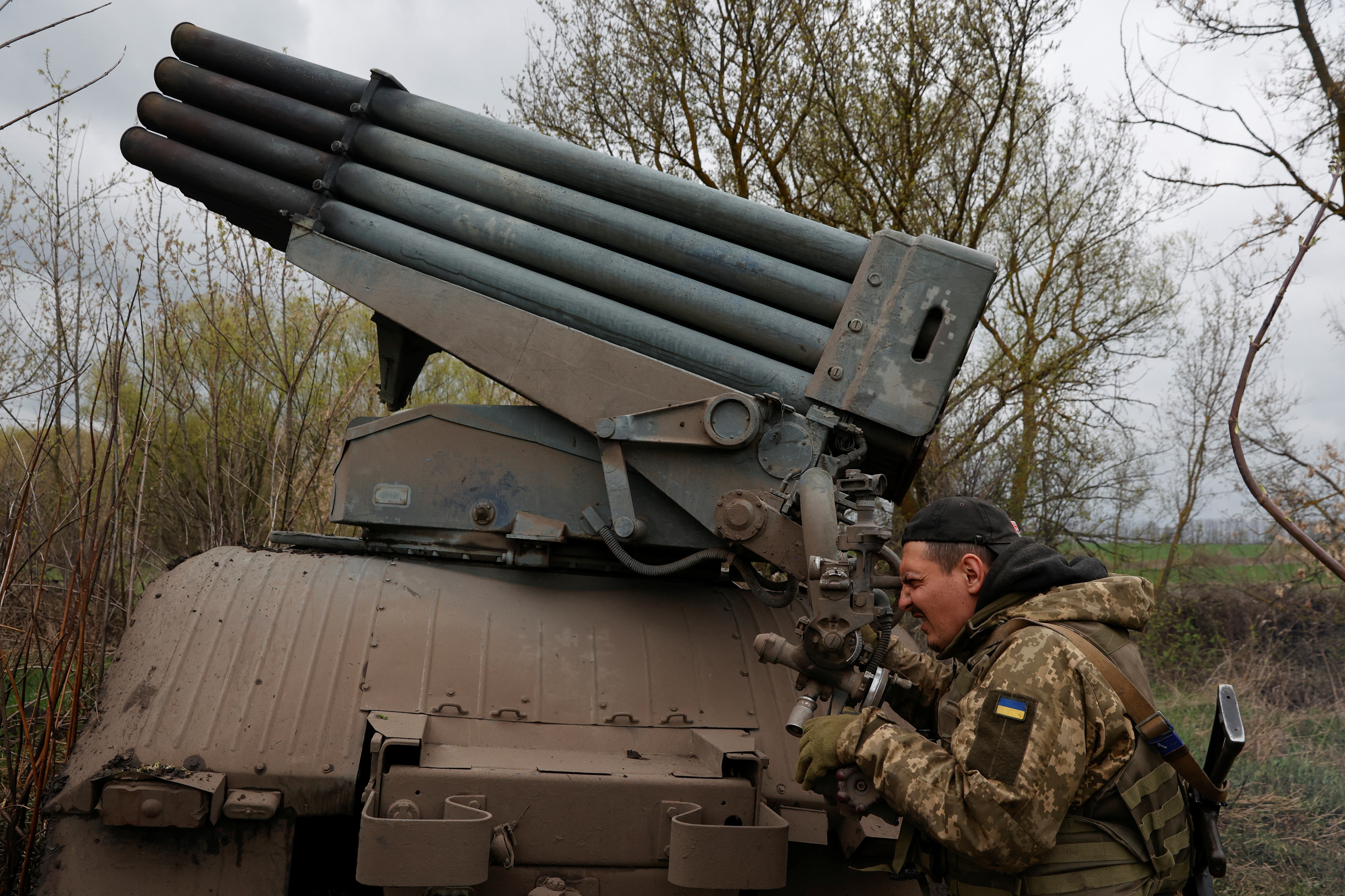 Seorang tentara Ukraina mengoperasikan sistem rudal peluncuran ganda BM-21 Grad, saat serangan Rusia di Ukraina berlanjut, di wilayah Kharkiv (REUTERS/Serhii Nuzhnenko)