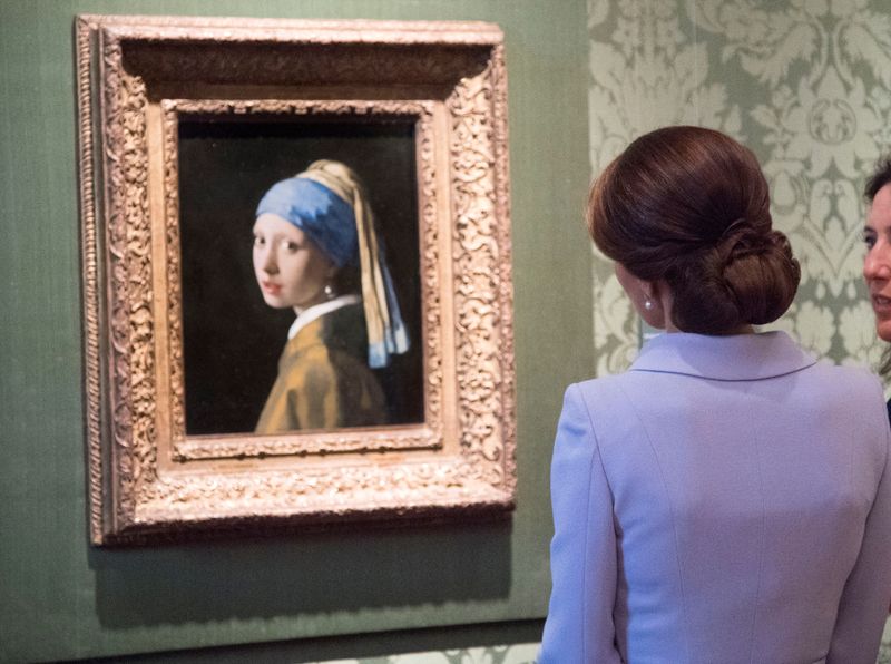 La duquesa de Cambridge, Kate, observa "La joven de la perla", de Johannes Vermeer, durante una visita a La Haya, Países Bajos, 11 de octubre de 2016 (Foto: REUTERS/Arthur Edwards/Pool)