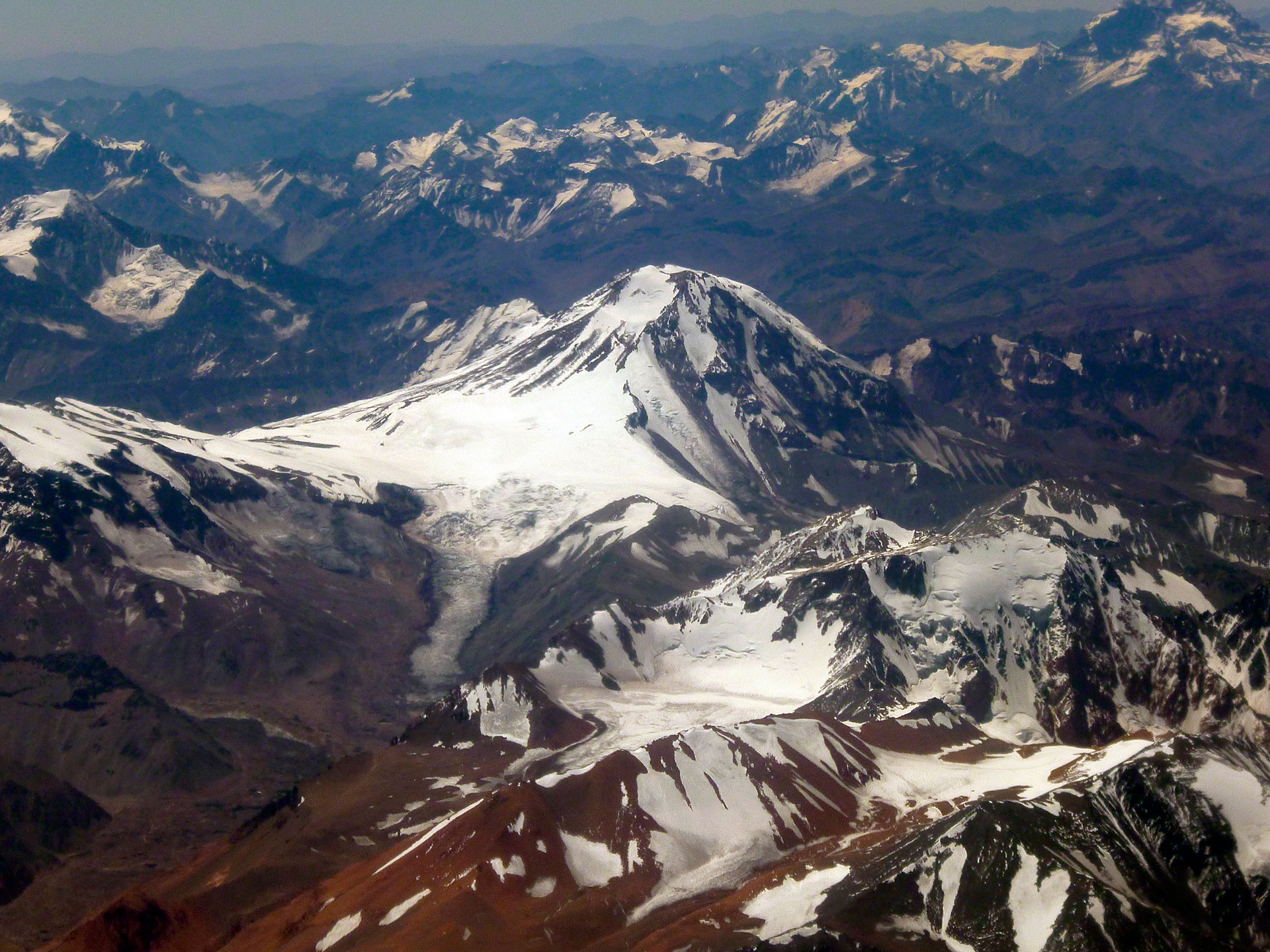 El volcán Tupungato, donde se encontraron los restos del avión tras más de medio siglo