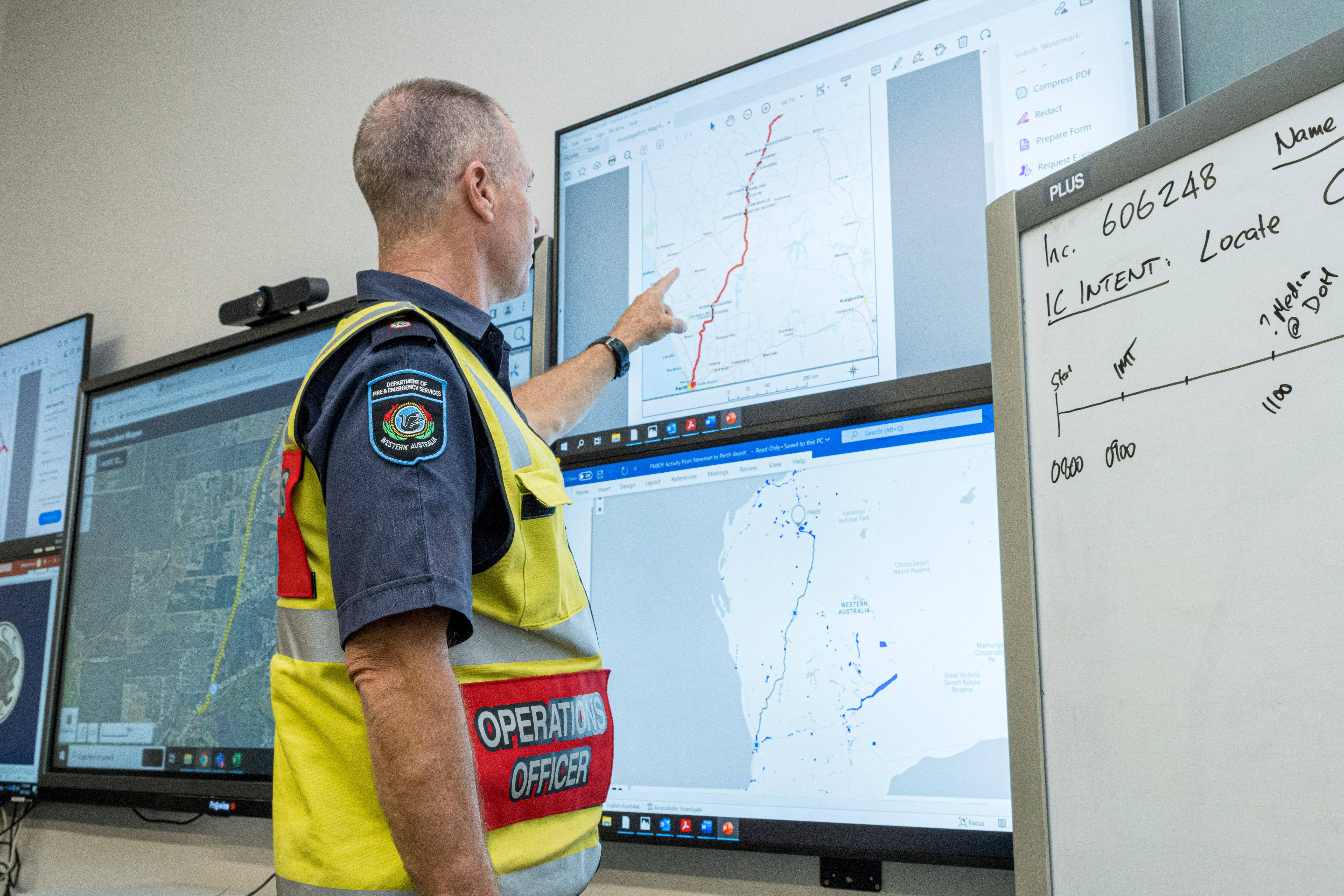 Un miembro del Equipo de Gestión de Incidentes coordina la búsqueda de una cápsula radiactiva que se perdió en tránsito por un contratista contratado por Rio Tinto, en el Complejo de Servicios de Emergencia en Cockburn, Australia