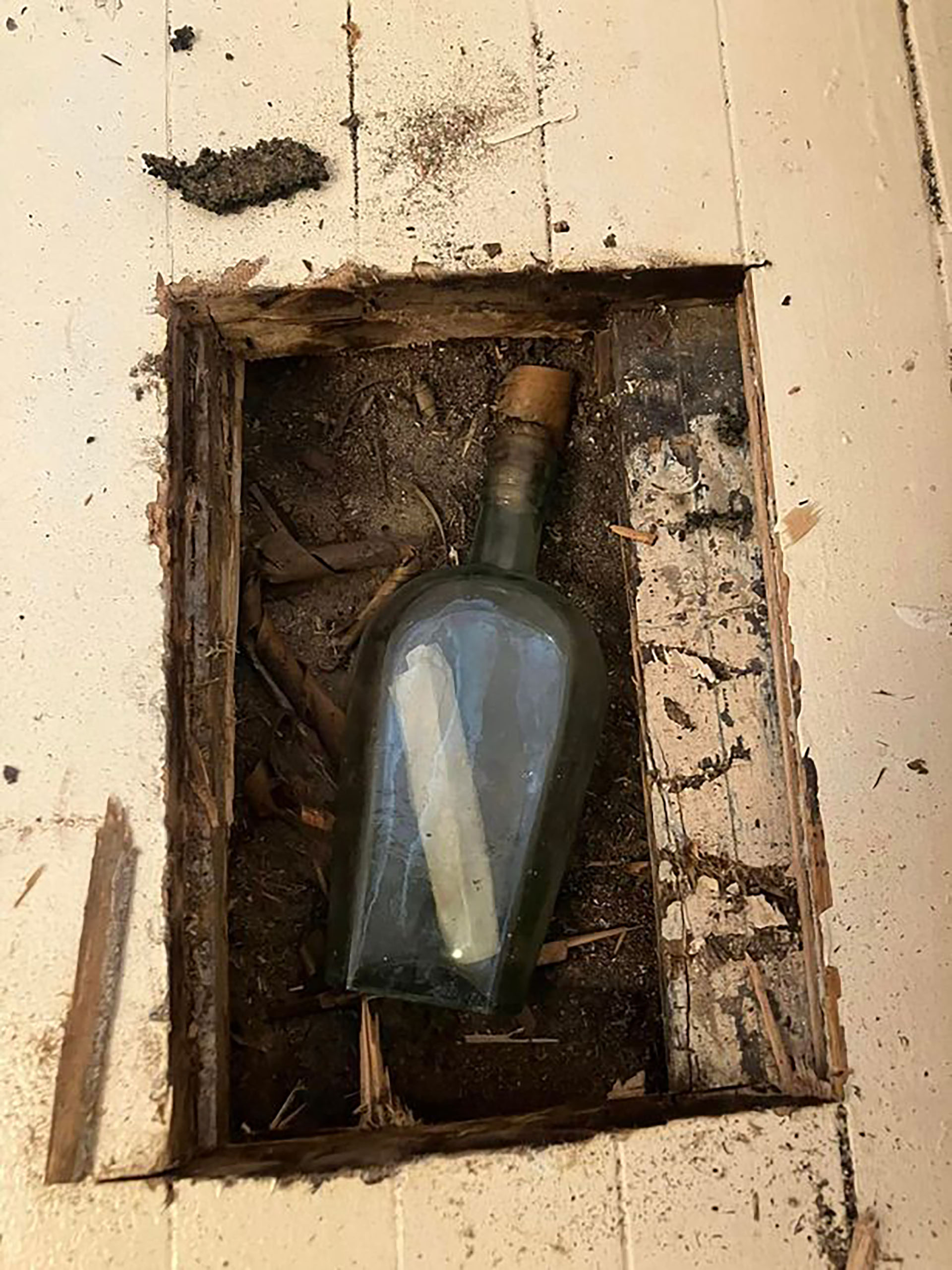 La botella hallada por el plomero (foto: Eilidh Stimpson/via Edinburgh Live)