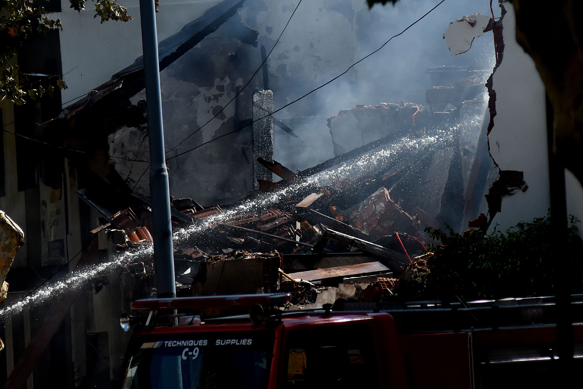 Los bomberos y policías que trabajaron en el lugar hallaron el cuerpo de un hombre de 76 años entre los escombros