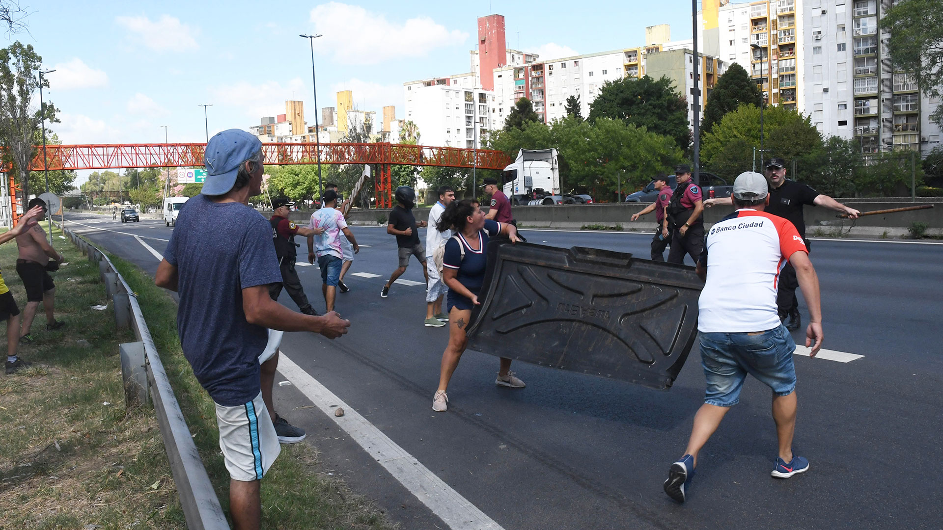 Un operativo policial desalojó esta miércoles a un grupo de vecinos del barrio porteño de Villa Lugano que, con un corte en la Autopista Dellepiane en protesta por la falta de luz en sus viviendas(Télam)