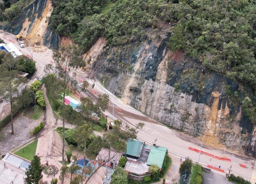 Autoridades reportaron deslizamiento en la vía que conecta Bogotá con el municipio aledaño de La Calera. Cortesía: Movilidad.