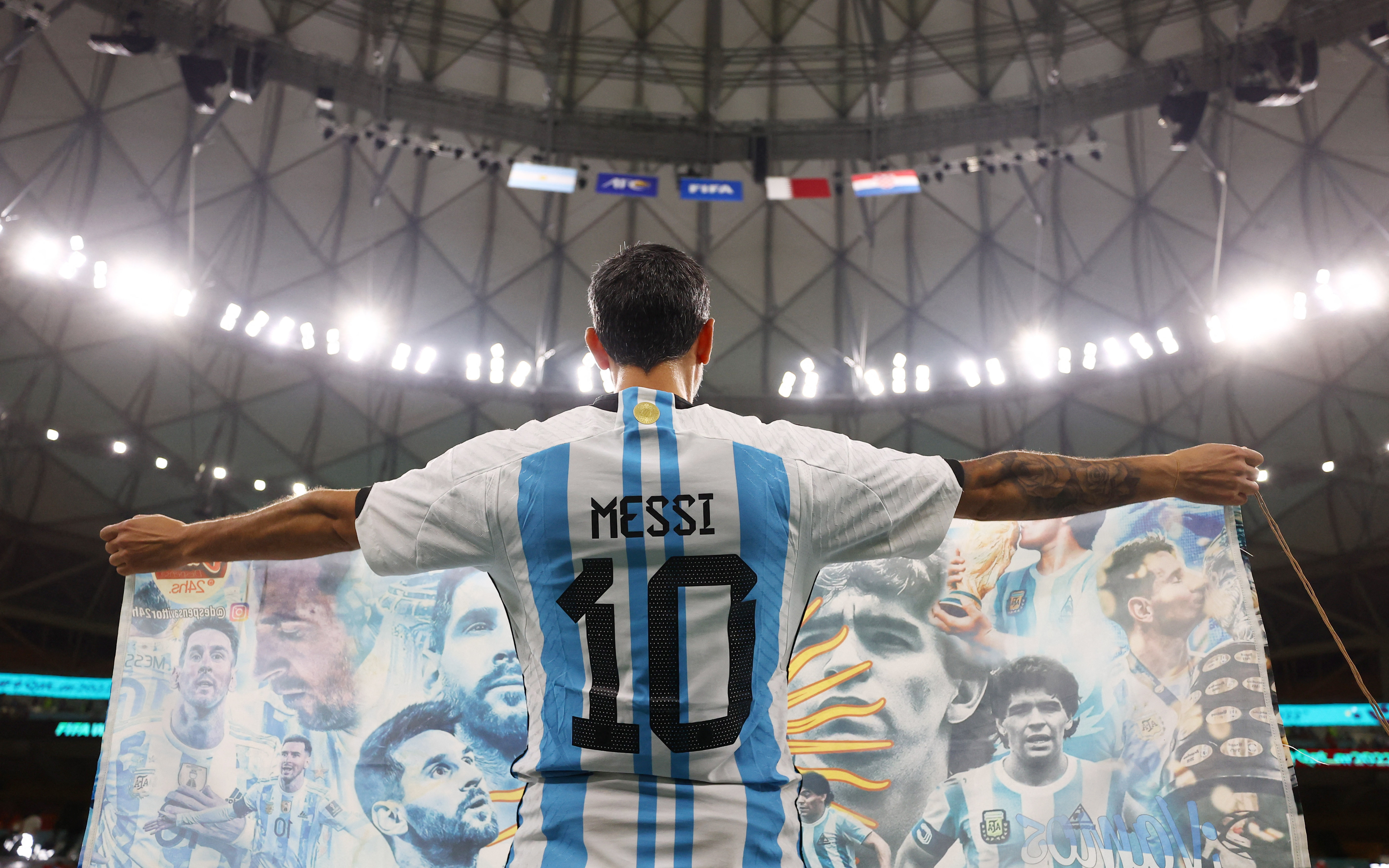 Un fanÃ¡tico con la camiseta de Messi y la bandera con Maradona como protagonista (REUTERS/Lee Smith)