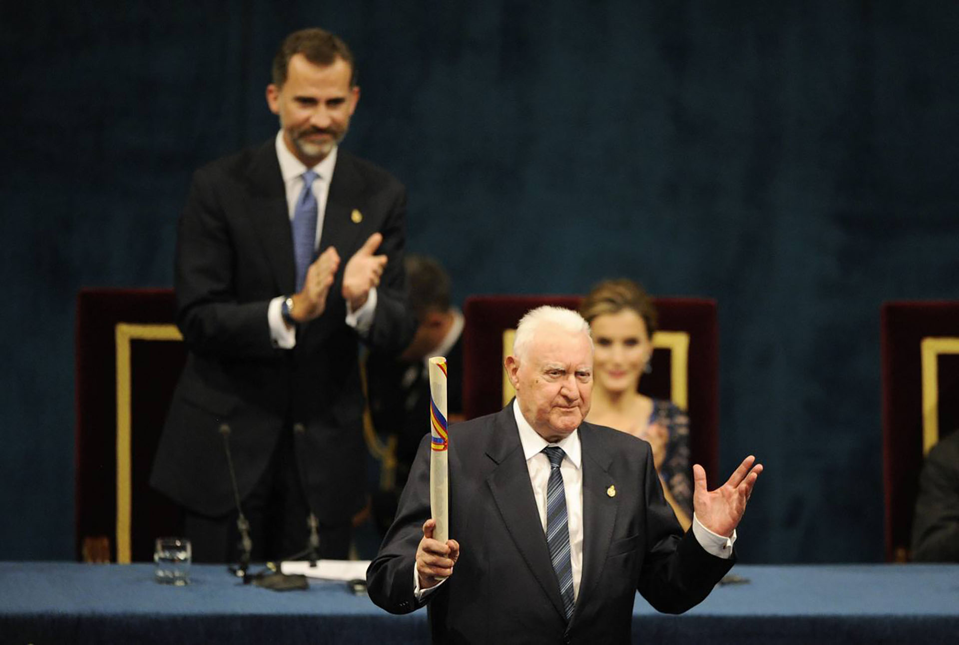 El hispanista francés Joseph Pérez aplaudido tras recibir el premio Príncipe de Asturias en Ciencias Sociales, de manos del rey Felipe VI en el teatro Campoamor en Oviedo. 24 de octubre de 2014. REUTERS/Eloy Alonso