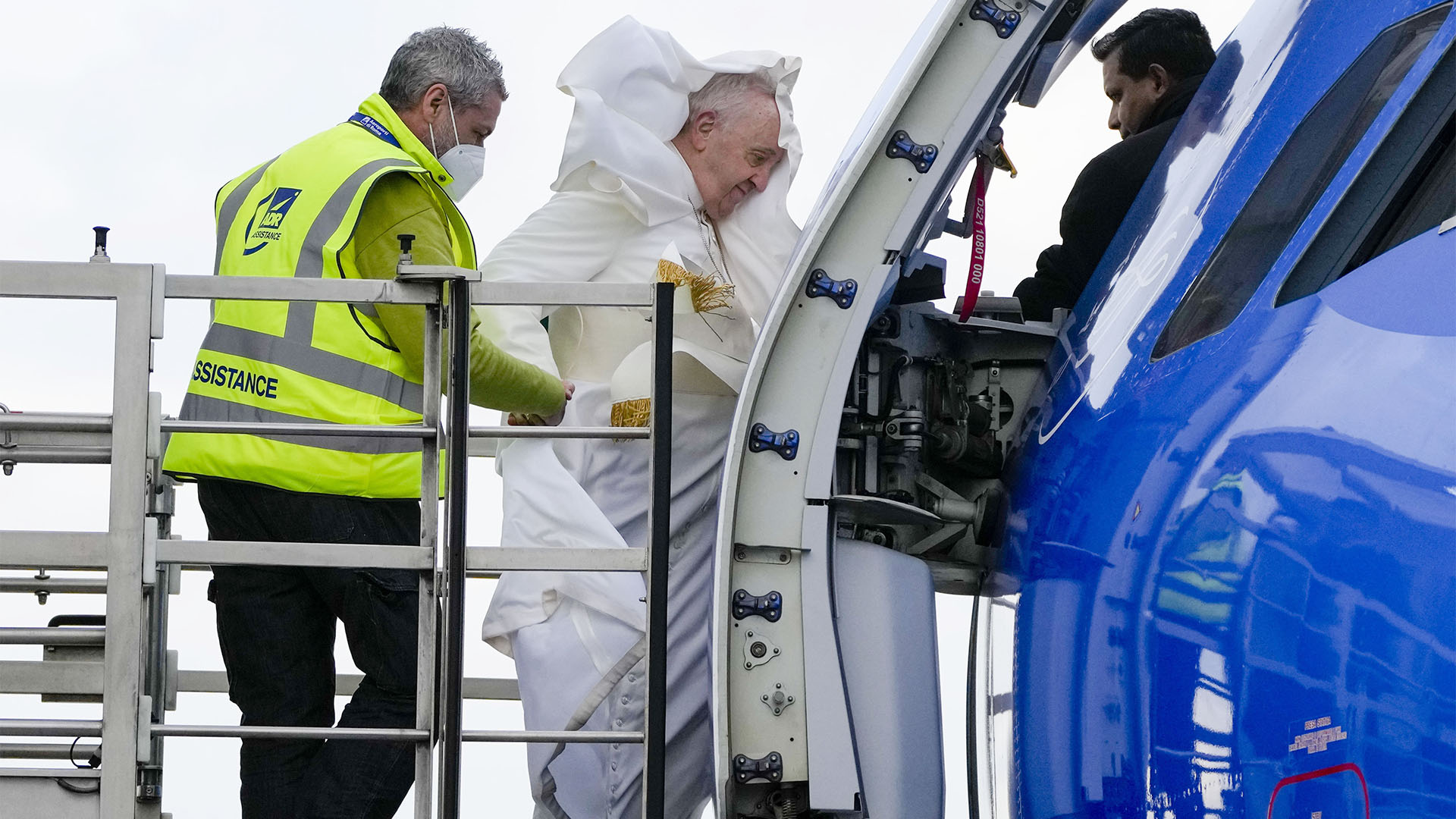 El papa Francisco al abordar el aviin (AP Photo / Alessandra Tarantino)
