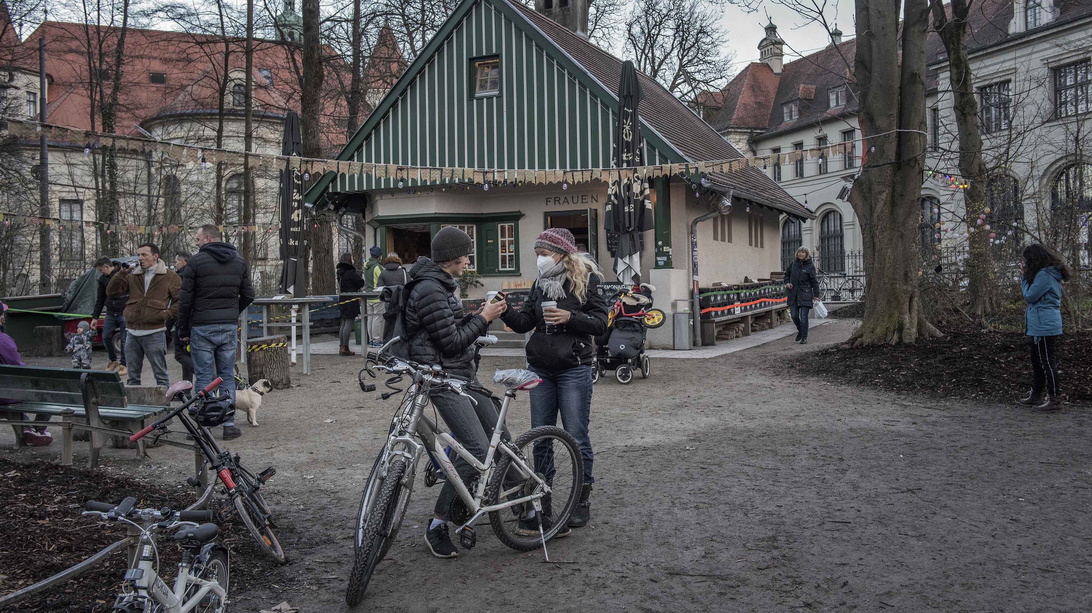 Personas comprando café para llevar en Múnich, donde sigue prohibido comer dentro de los locales en medio de una nueva oleada de casos de COVID-19, el domingo 14 de marzo de 2021. (Laetitia Vancon/The New York Times)