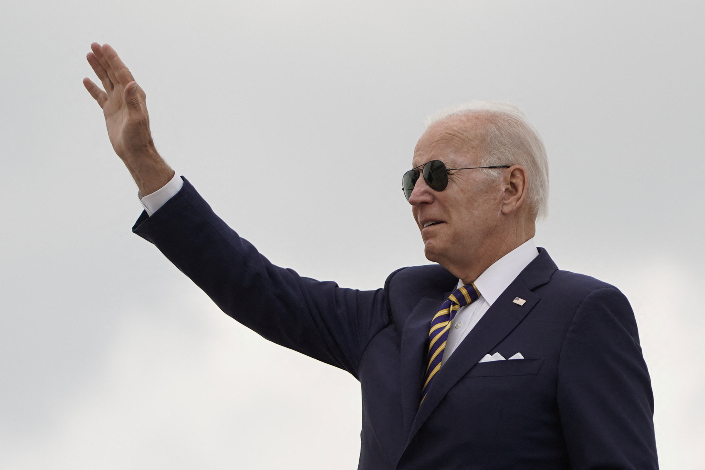 El presidente Joe Biden saliendo desde la base Andrews de Washington para tomarse unas vacaciones en una isla de Carolina del Sur. REUTERS/Joshua Roberts