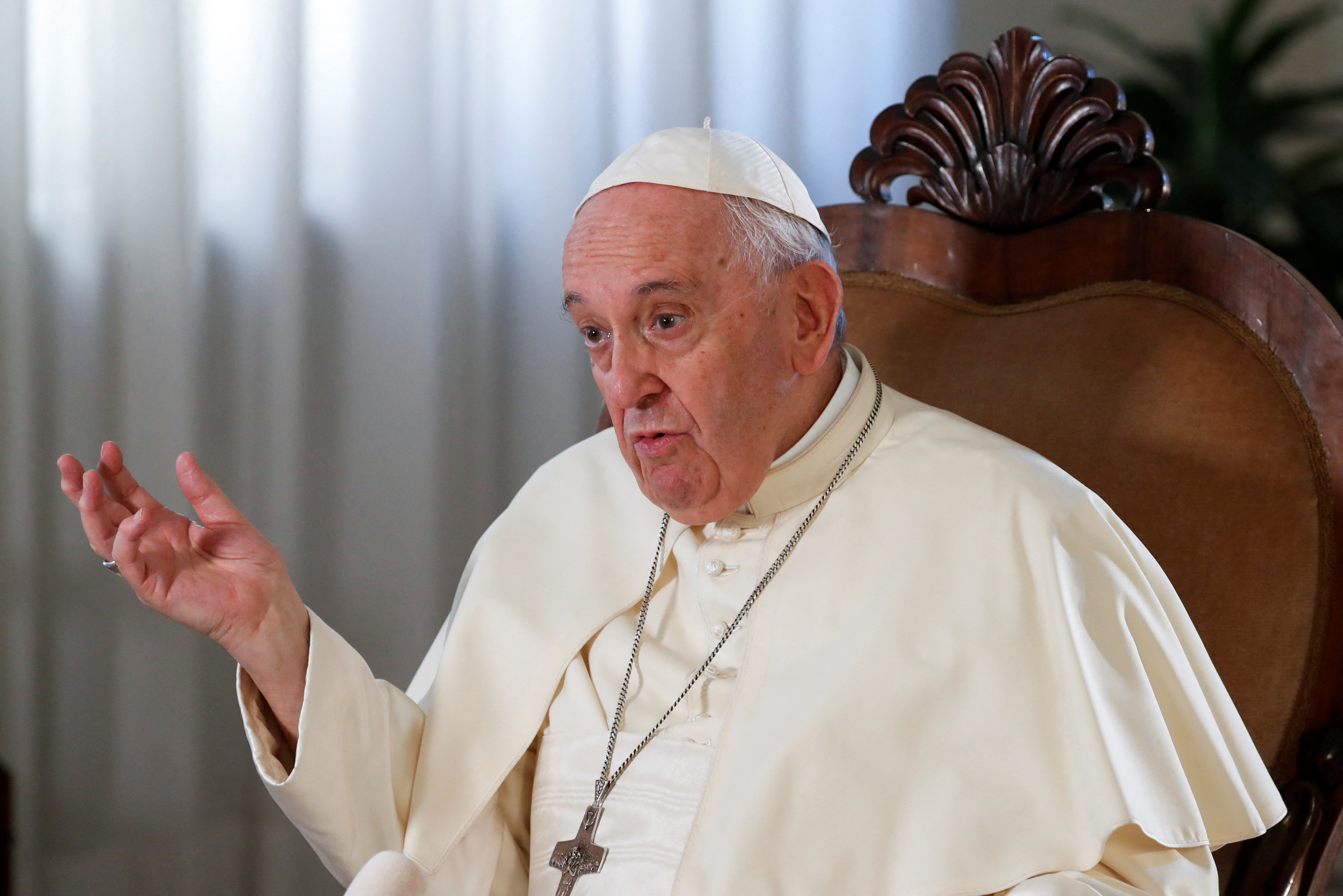 El Papa Francisco habla durante una entrevista exclusiva con Reuters, en el Vaticano, 2 de julio de 2022. REUTERS/Remo Casilli