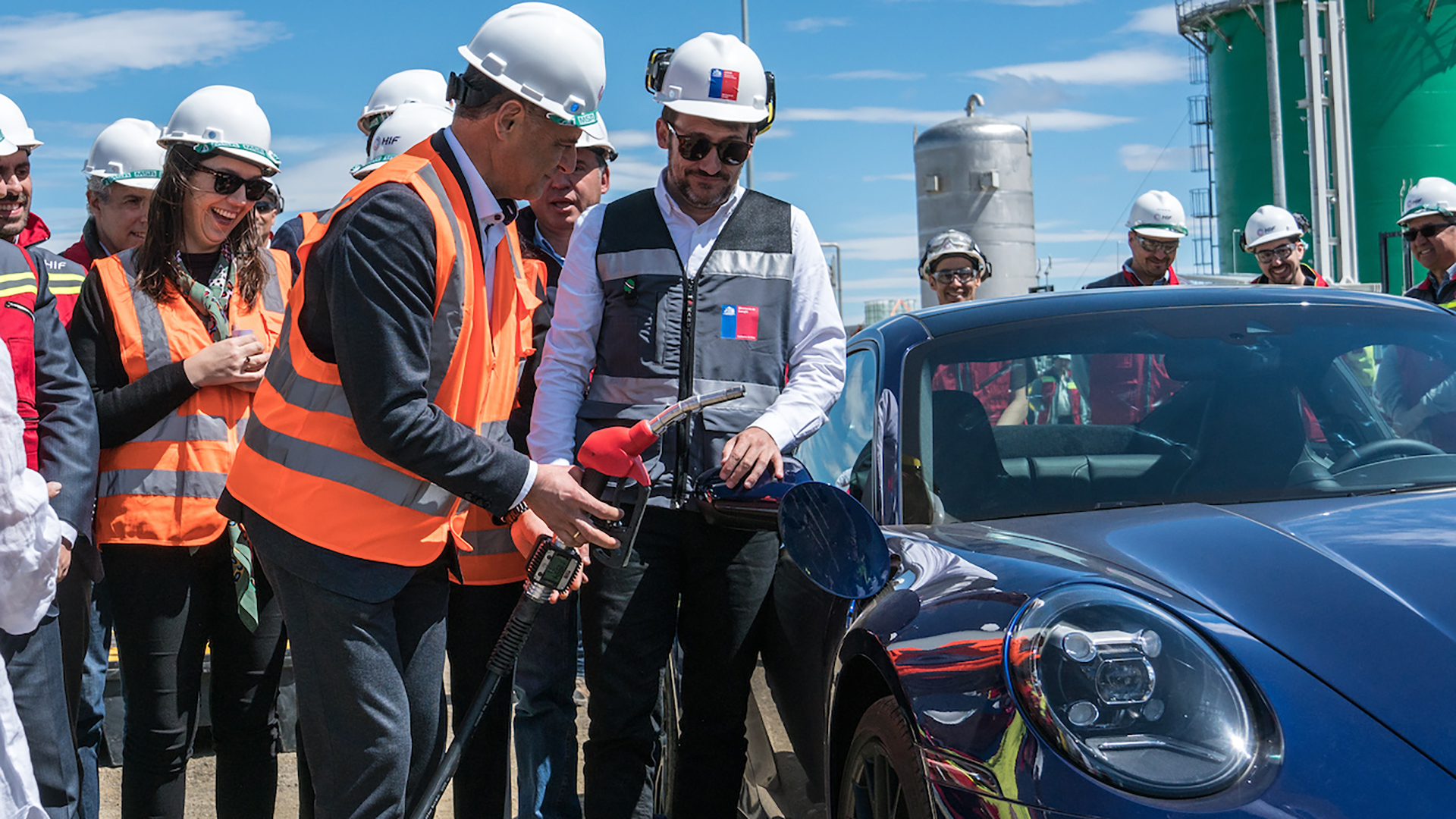 El llenado del depósito de combustible sintético a un auto de calle convencional, fue la prueba de la utilización de esta tecnología aplicada a los motores convencionales