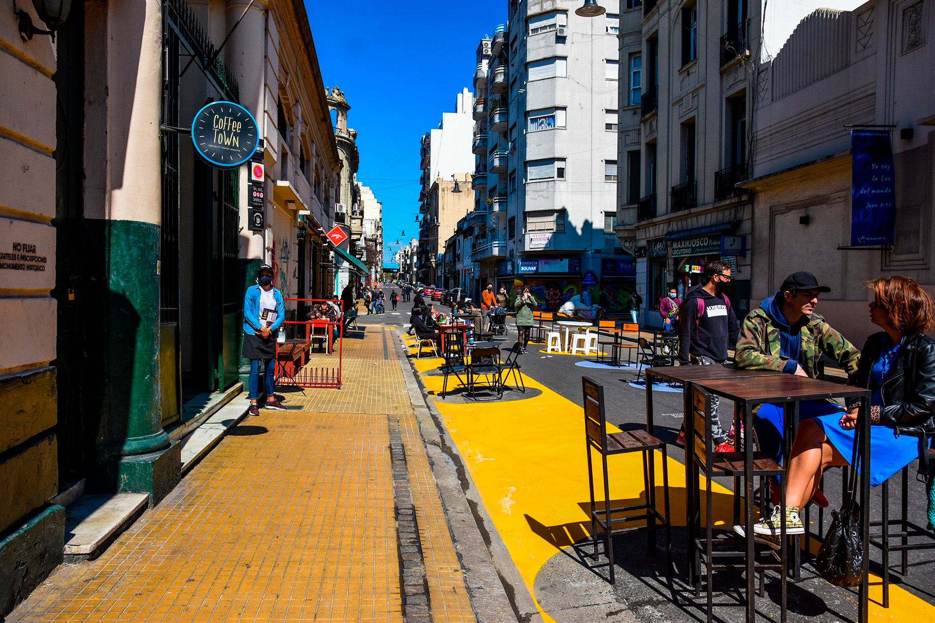 En el marco de flexibilización de la cuarentena, el Gobierno porteño dispuso nuevas áreas peatonales que funcionan los viernes de 17 a 24; los sábados de 10 a 24; los y domingos y feriados de 10 a 22 horas. 