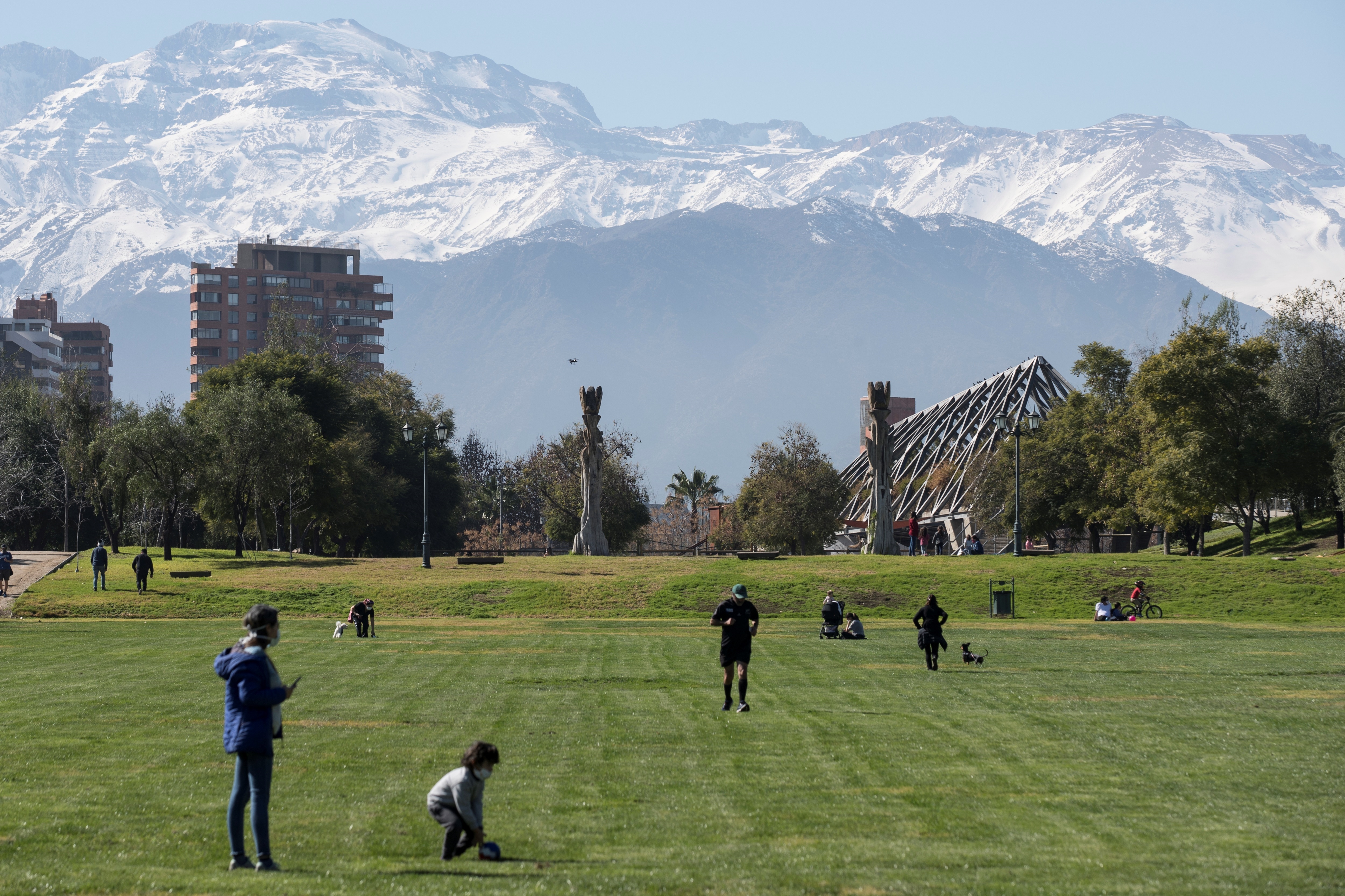 Vecinos de la comuna de Las Condes disfrutan, el pasado 29 de julio del 2020, de un día de sol en el parque, en Santiago (Chile). EFE/ Alberto Valdés/Archivo
