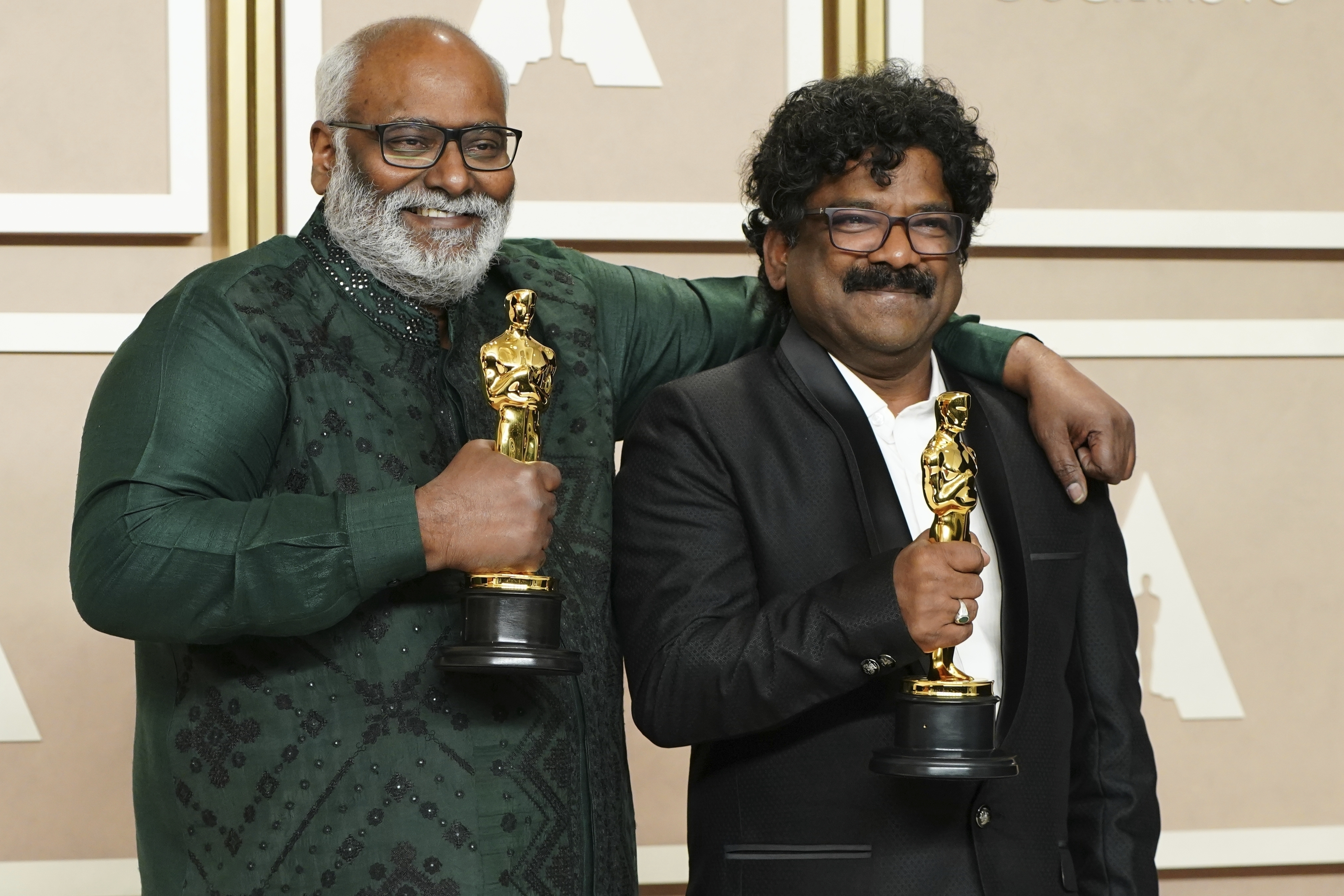 M.M. Keeravaani, izquierda, y Chandrabose, ganadores del premio a mejor canción original por "Naatu Naatu" de "RRR", posan en la sala de prensa en los Oscar el domingo 12 de marzo de 2023 en el Teatro Dolby en Los Angeles. (Foto Jordan Strauss/Invision/AP)