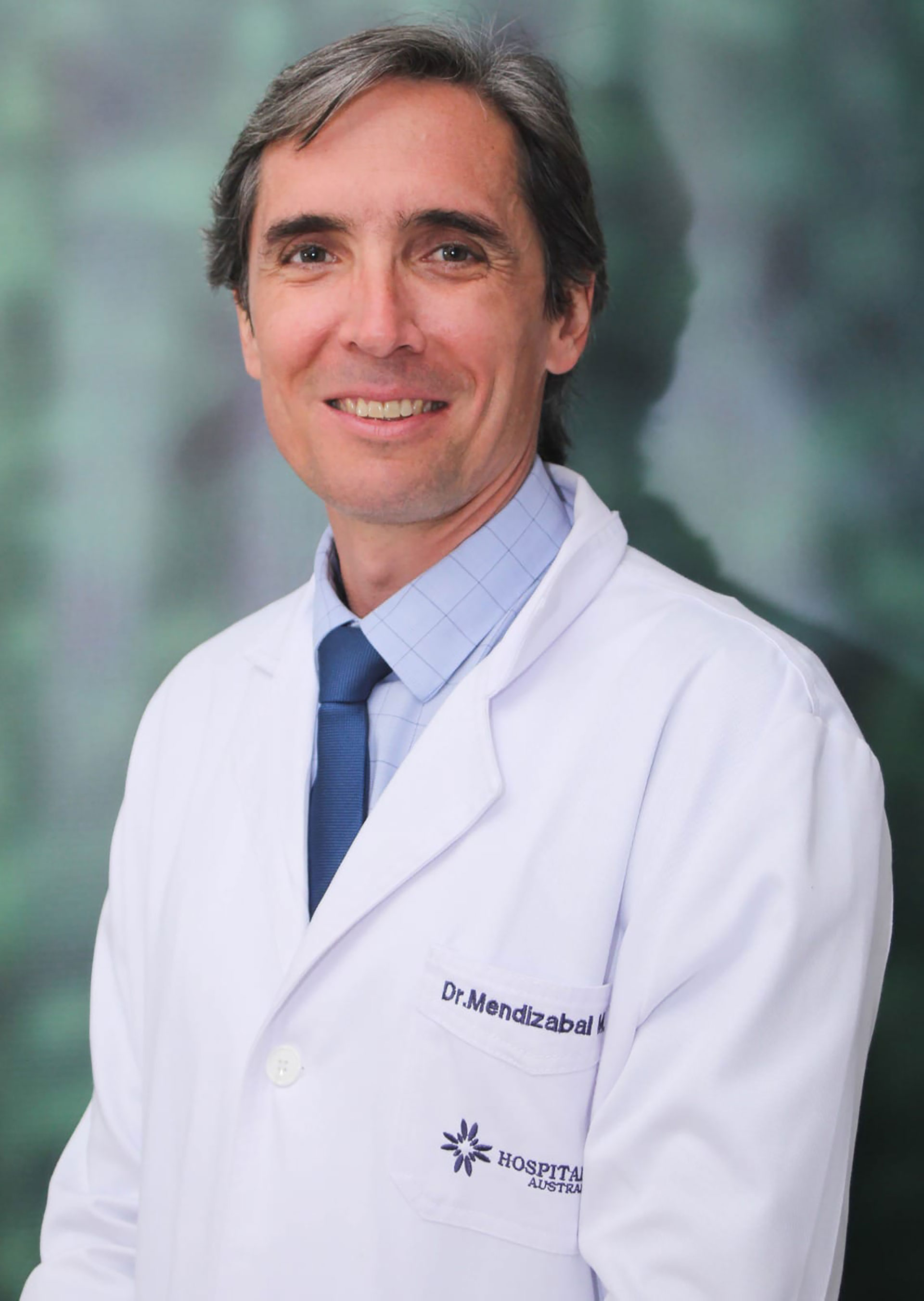 El doctor Manuel Mendizábal es miembro de la Sociedad Argentina de Trasplante, se especializó en la Universidad de Pensilvania, en Filadelfia, Estados Unidos, y actualmente es jefe de Hepatología y subjefe de Trasplante Hepático del Hospital Universitario Austral
