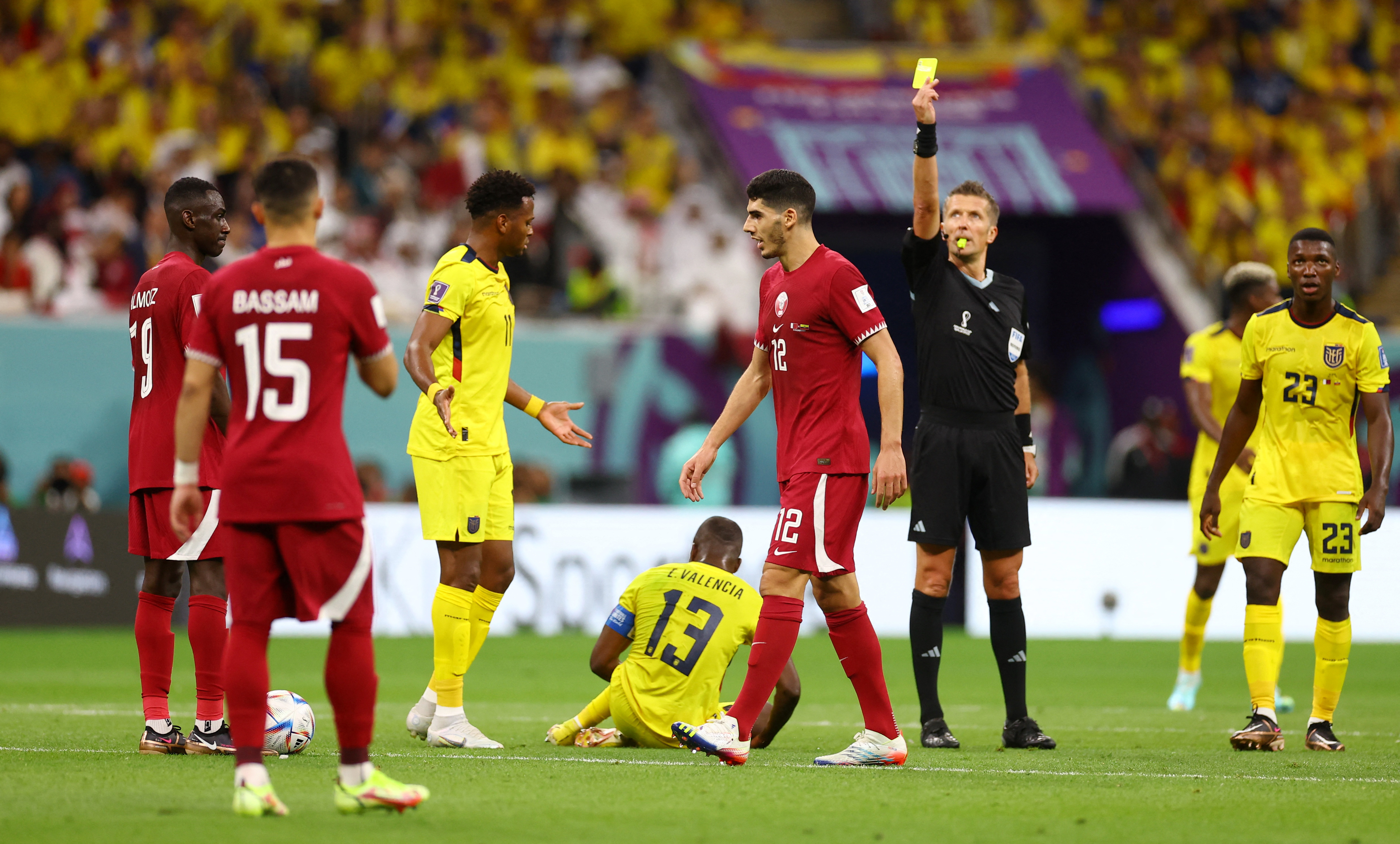 Orsato en acción en el partido inaugural del Mundial de Qatar 2022 (REUTERS/Kai Pfaffenbach)