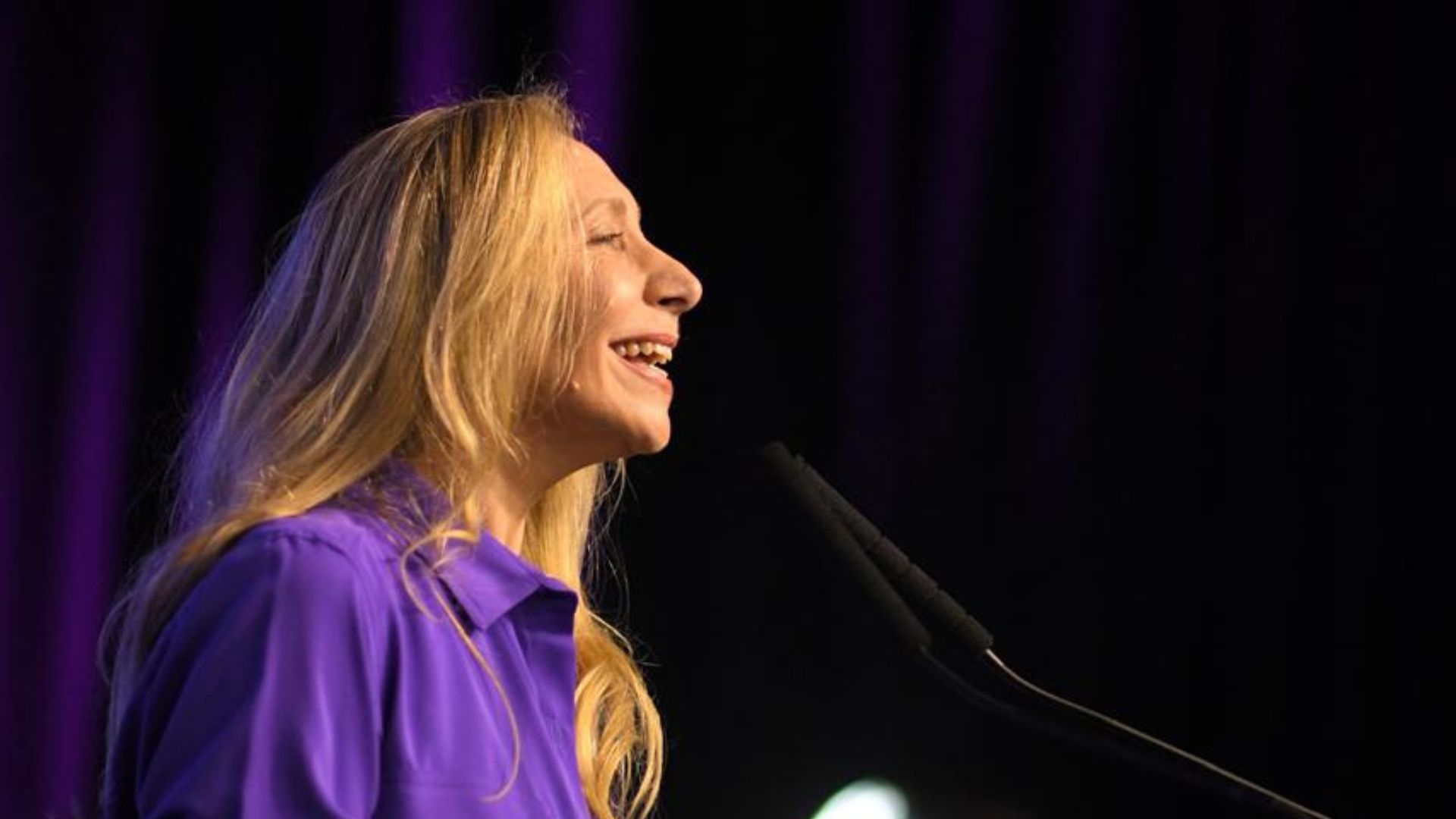 El dólar tocó su valor más alto en un mes y se acerca al techo de las bandas cambiarias