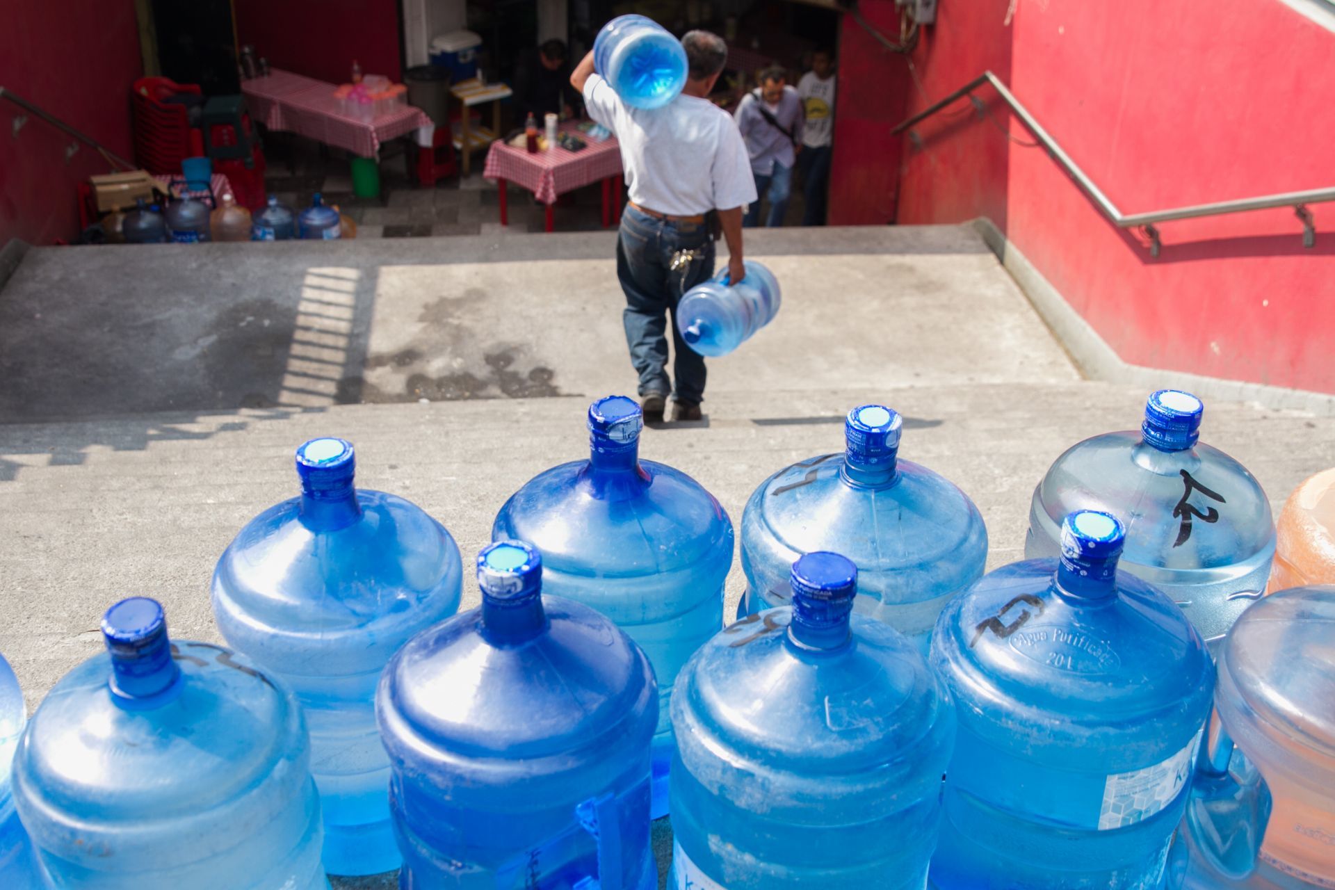 Para poder mantener los precios bajos del agua los centros de relleno no dan el mantenimiento necesario a sus filtros
Foto:
Cuartoscuro