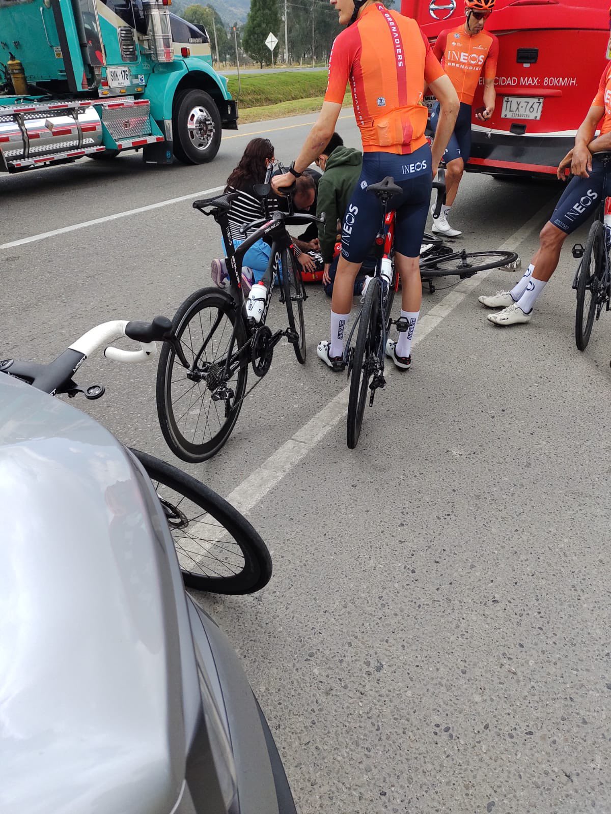 Primeras imágenes del accidente de Egan Bernal en Gachancipá, Cundinamarca. Foto: Twitter @mundociclistico