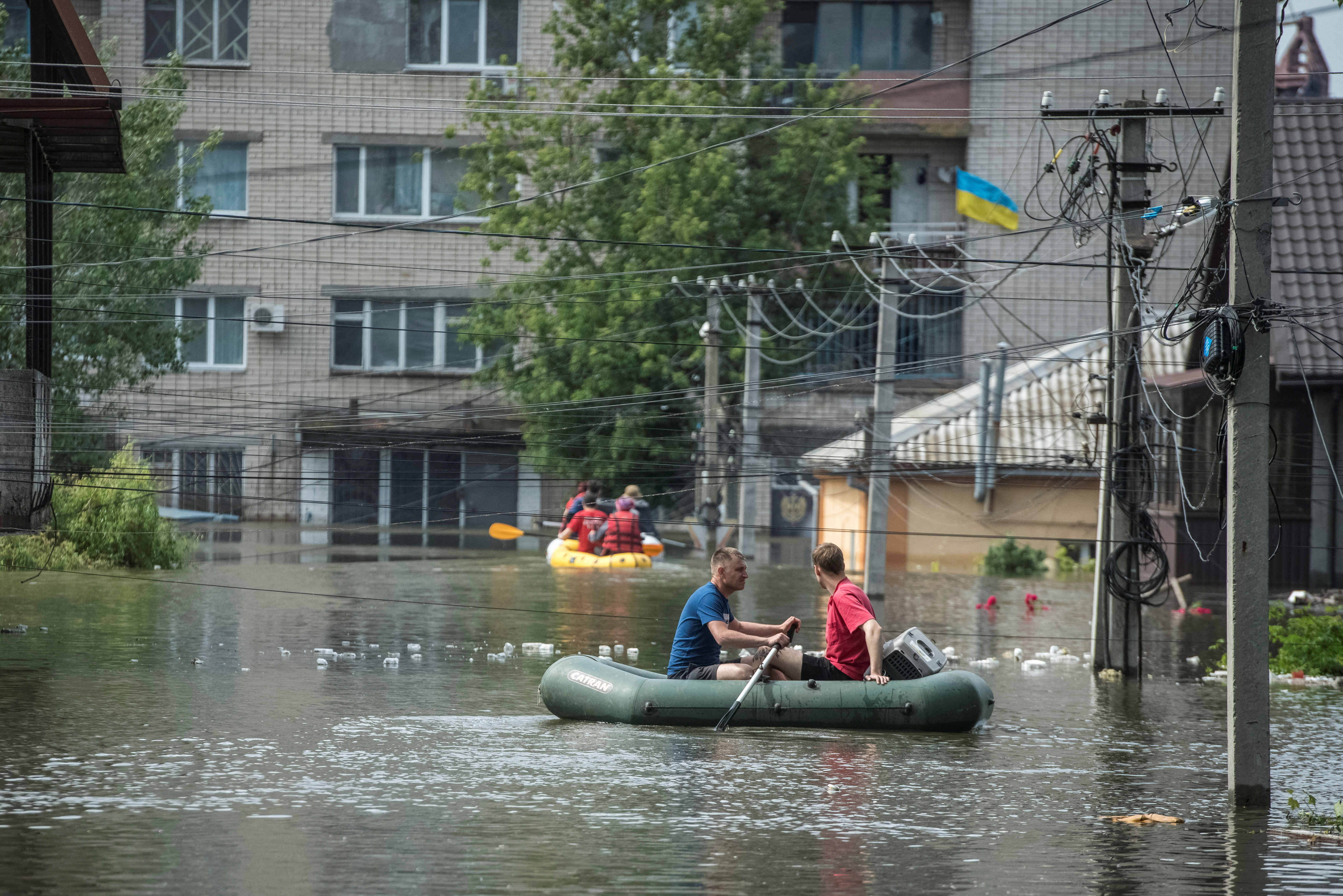 Residentes evacúan en botes en una calle inundada en Kherson (REUTERS/Vladyslav Musiienko)