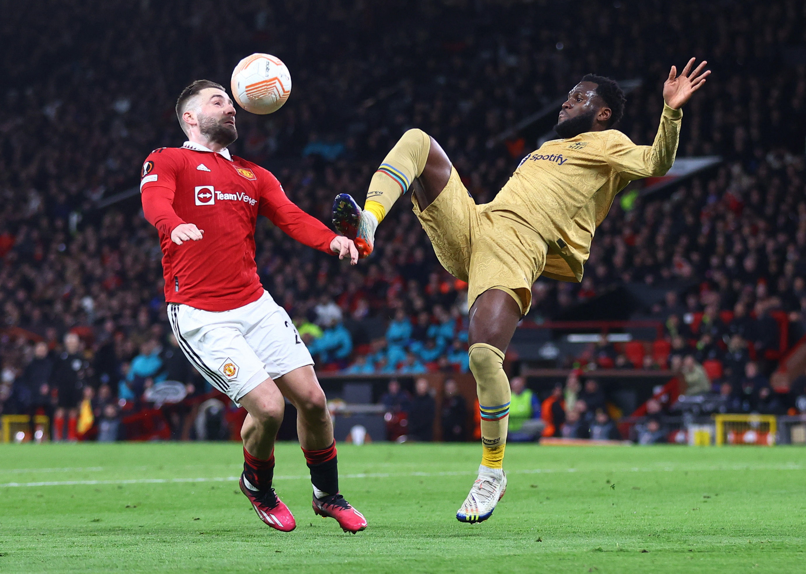Luke Shaw supera la marca de Franck Kessie. Foto: REUTERS/Carl Recine