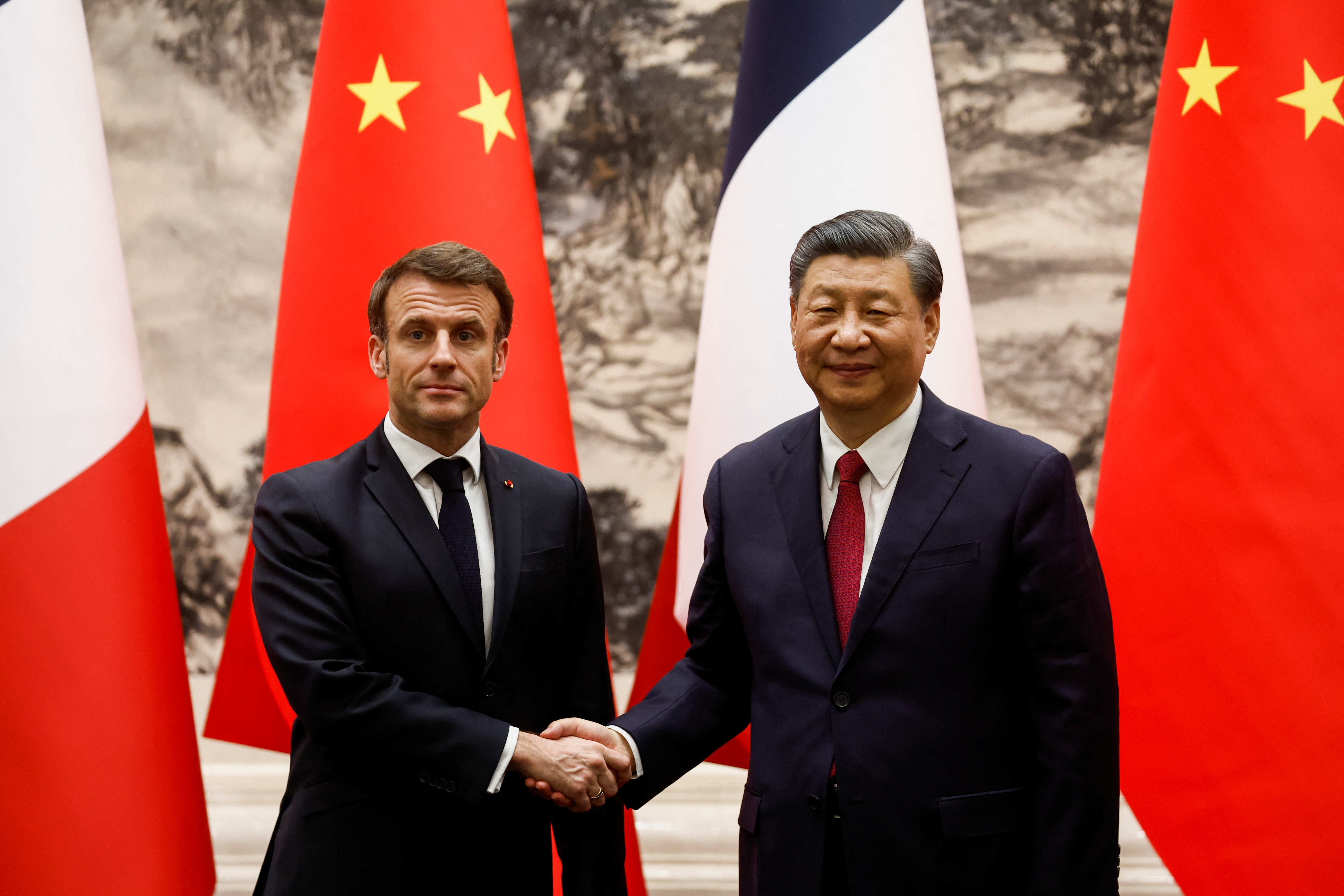 El presidente francés Emmanuel Macron y su par chino Xi Jinping (REUTERS/Gonzalo Fuentes)