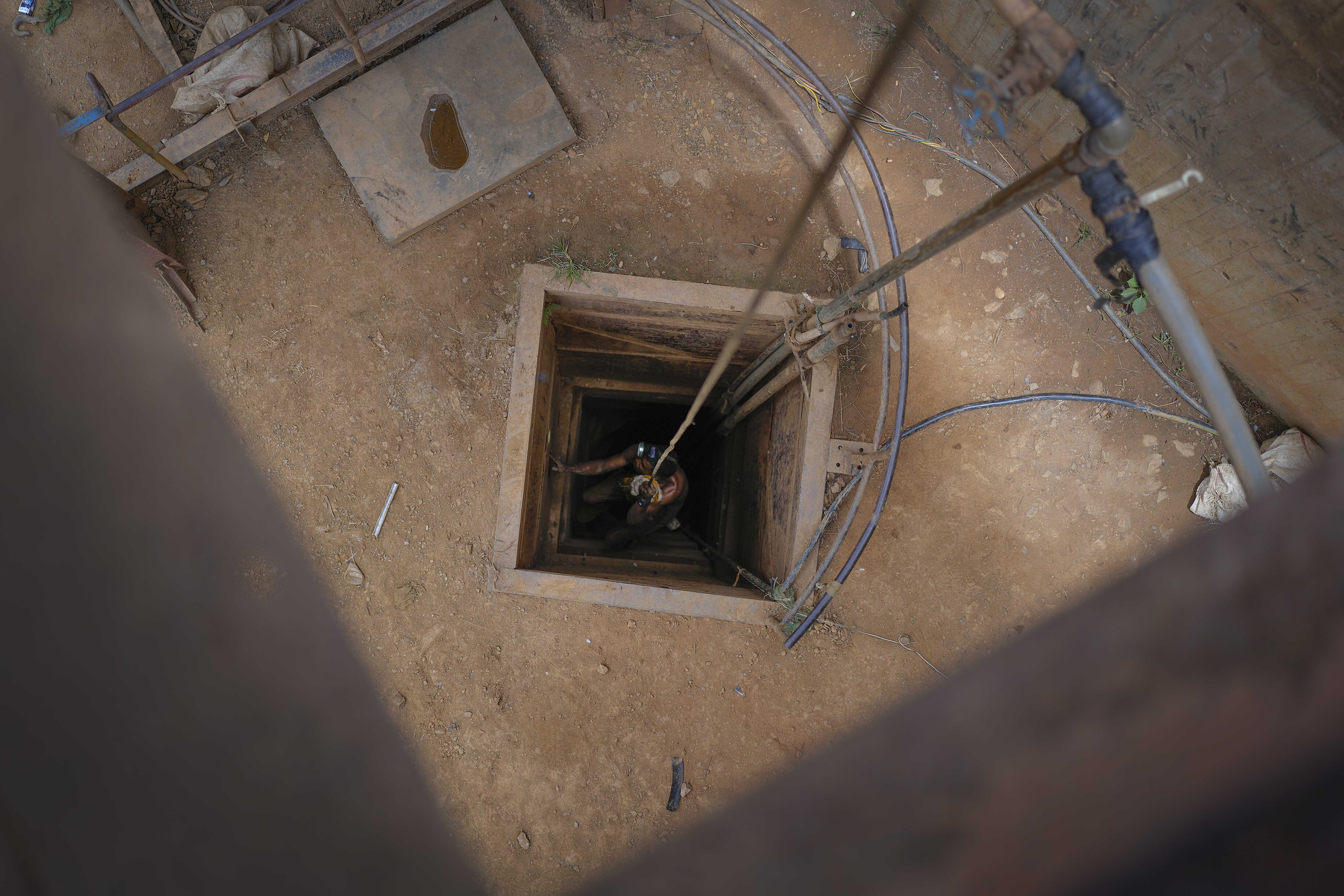 En una mina subterránea en el estado Bolívar (al sur del país) se utiliza dinamita para desprender rocas a unos 80 metros debajo de la superficie y los trabajadores descienden a diario para trabajar en medio de un calor sofocante sin equipo de protección. (AP)