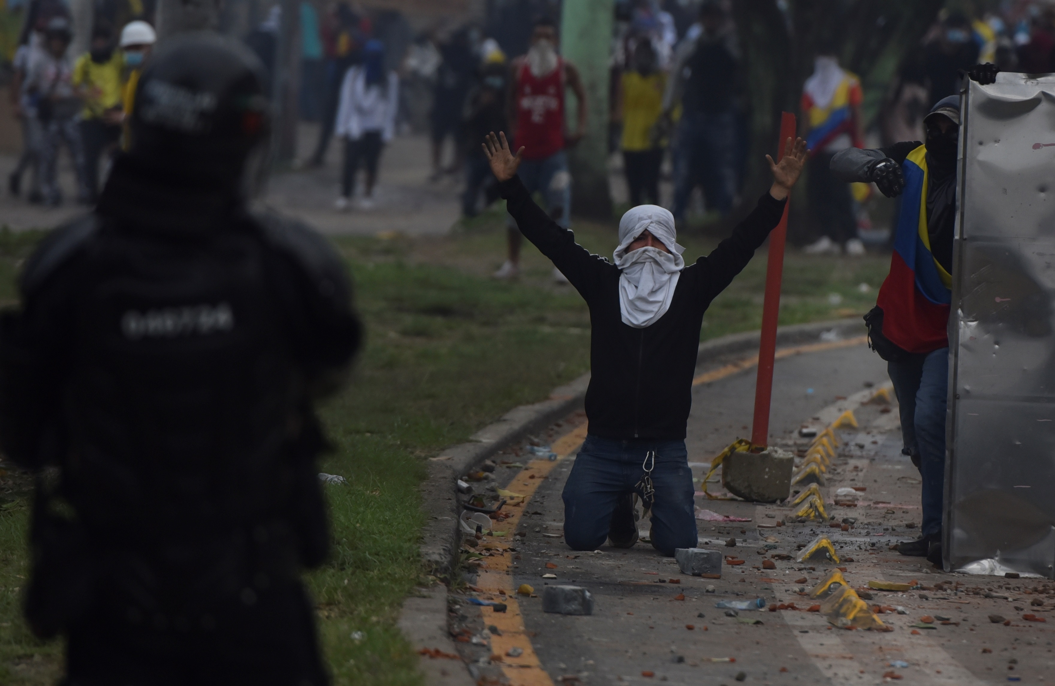 Manifestantes se enfrentan con miembros del Escuadrón Móvil Antidisturbios (ESMAD) durante las protestas ayer en Cali (Colombia). EFE/ Ernesto Guzmán Jr
