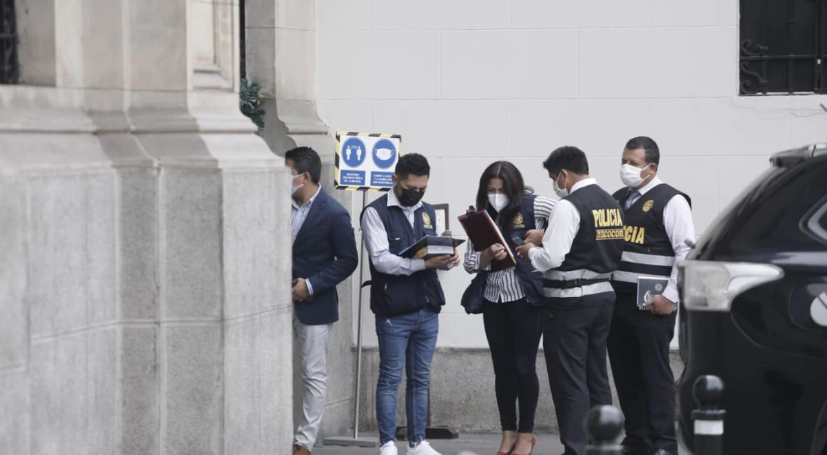 Prosecutors during a raid on the facilities of the Government Palace.